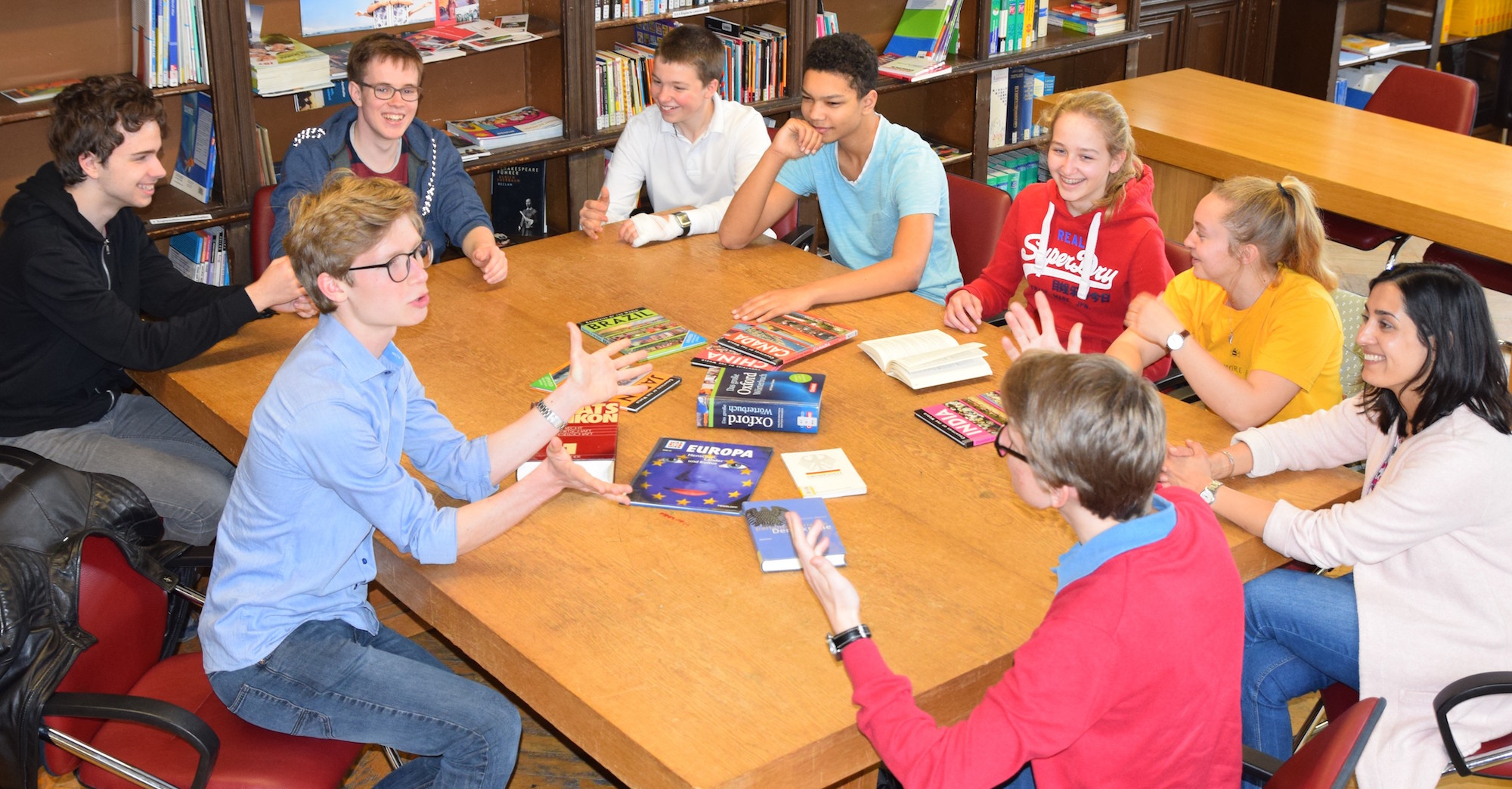 In der Bibliothek der Liebfrauenschule trifft sich der Debattierclub dienstags für eine Stunde. (c) Axel Küppers