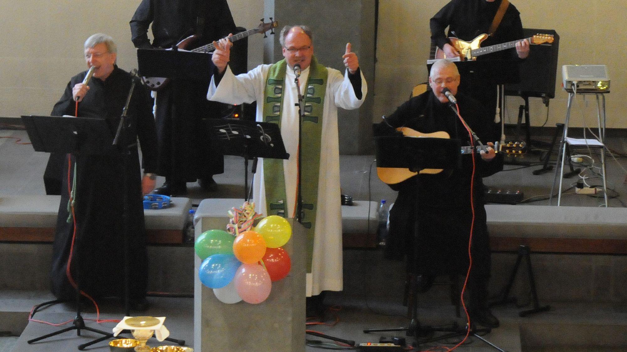 Seit 26 Jahren feiert Pfarrer Harald Josephs mit seiner Band in Mönchengladbacher Kirchen kölsch-katholische Gottesdienste.