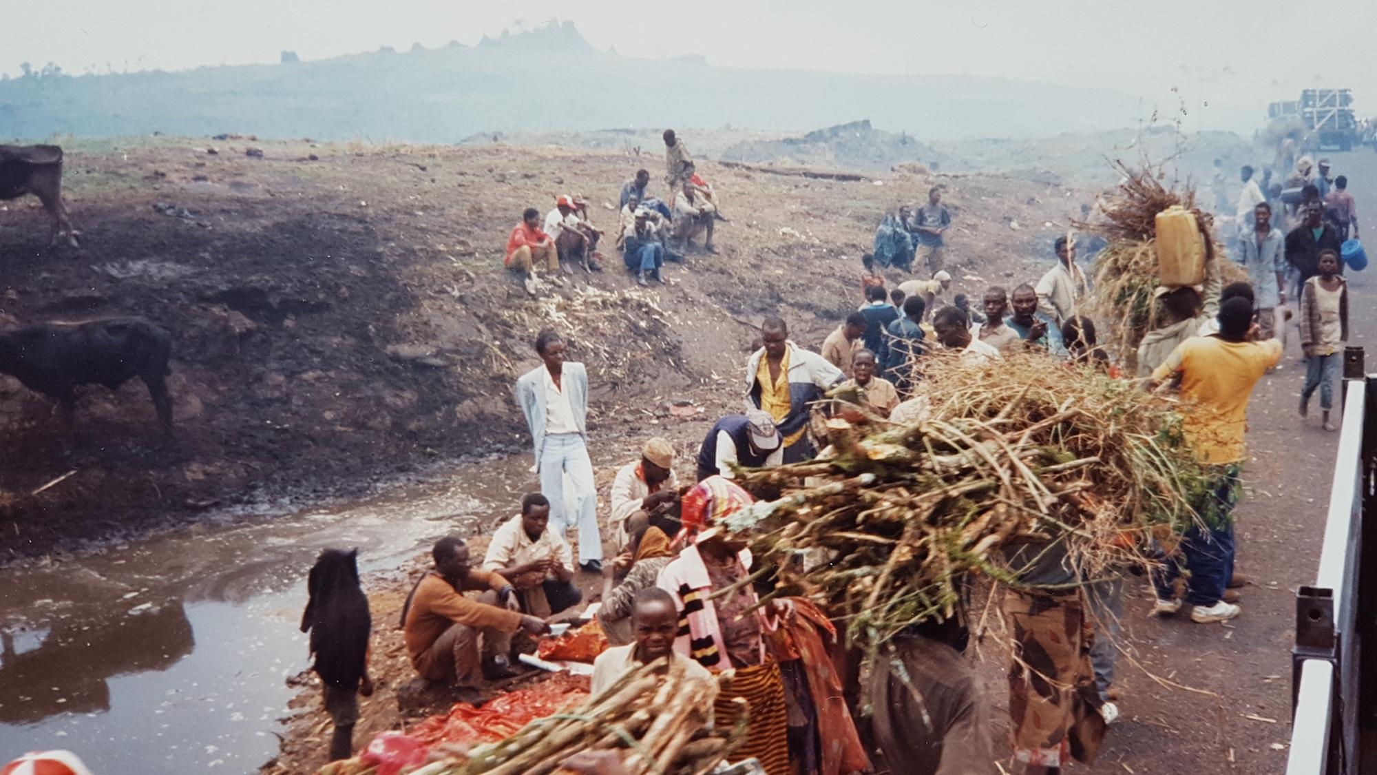 Endlos waren 1994 die Trecks geflüchteter Menschen, die aus Ruanda in das Flüchtlingslager im Kongo kamen. (c) Hilfe für Ruanda – Action Central Afrique