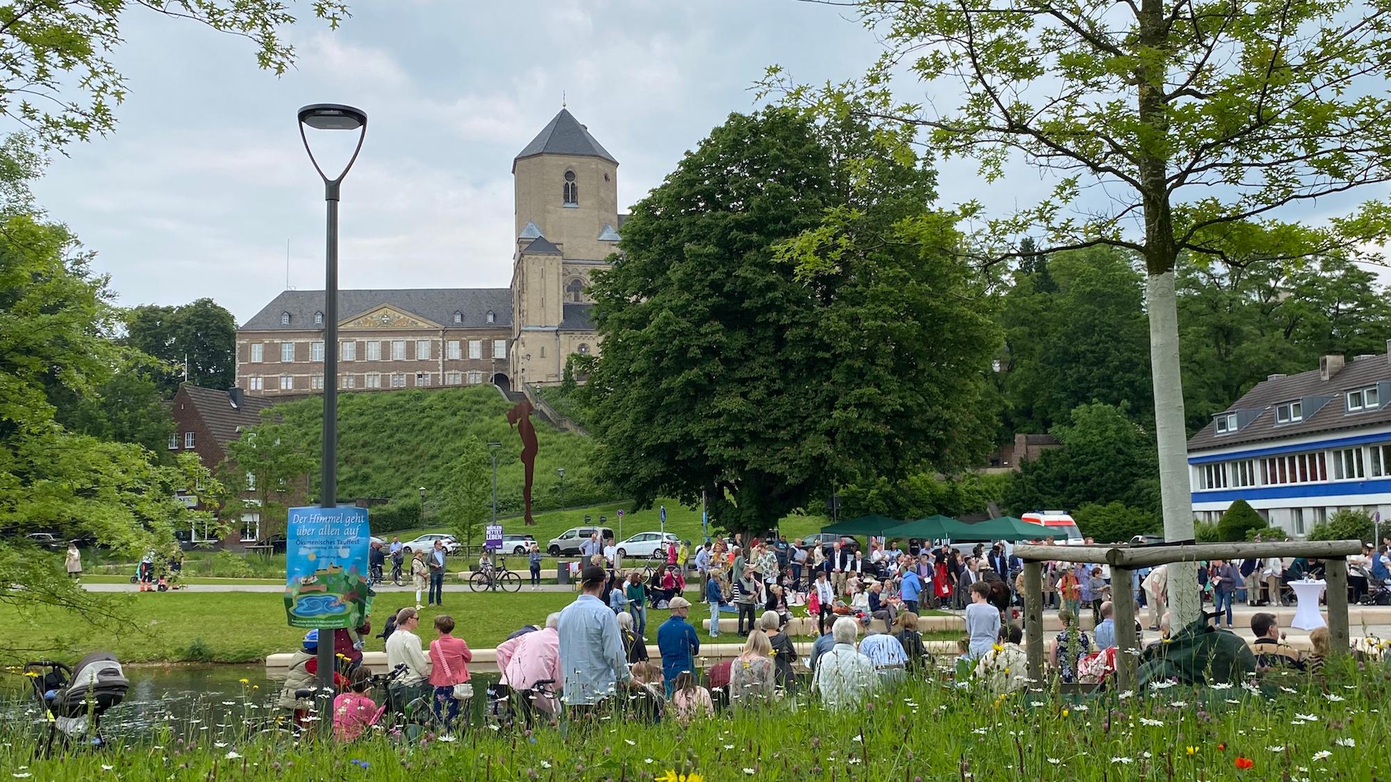 Gemeinschaft, wie hier beim ersten ökumenischen Tauffest in Mönchengladbach, ist ein zentrales Element des Glaubens. (c) Garnet Manecke