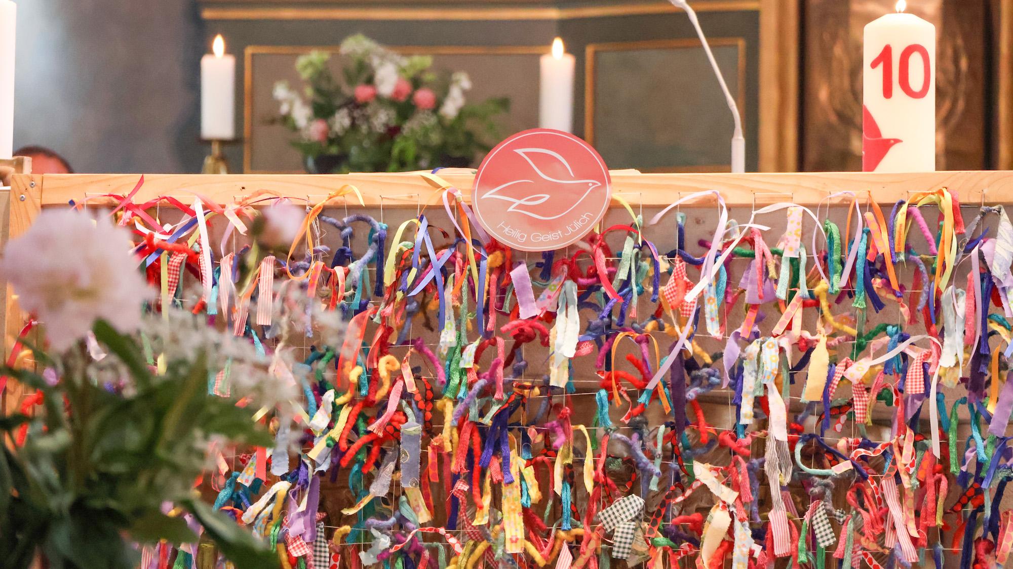 Festlich und symbolträchtig geschmückt war der Altar der Propsteikirche in Jülich. (c) Dorothée Schenk