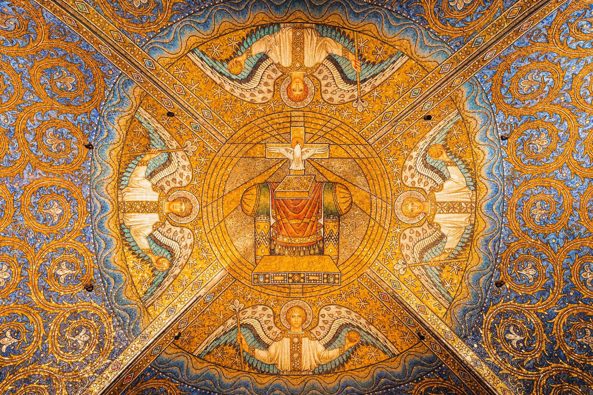 Im unteren Umgang ist diese Darstellung der heiligsten Dreifaltigkeit zu sehen: Die Taube symbolisiert den Heiligen Geist, das Buch Jesus Christus und der Thron Gottvater.