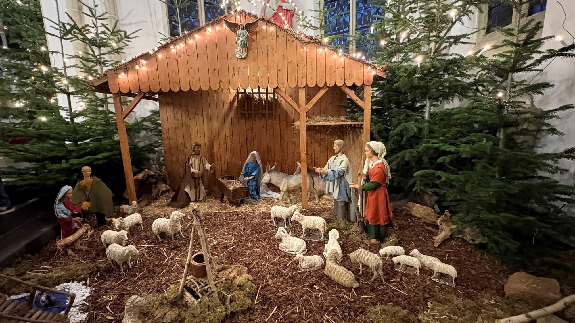 Maria und Josef haben den Stall schon mit Ochs und Esel bezogen. Auch die Hirten und die Schafe sind schon da. Alle warten auf das Kind.