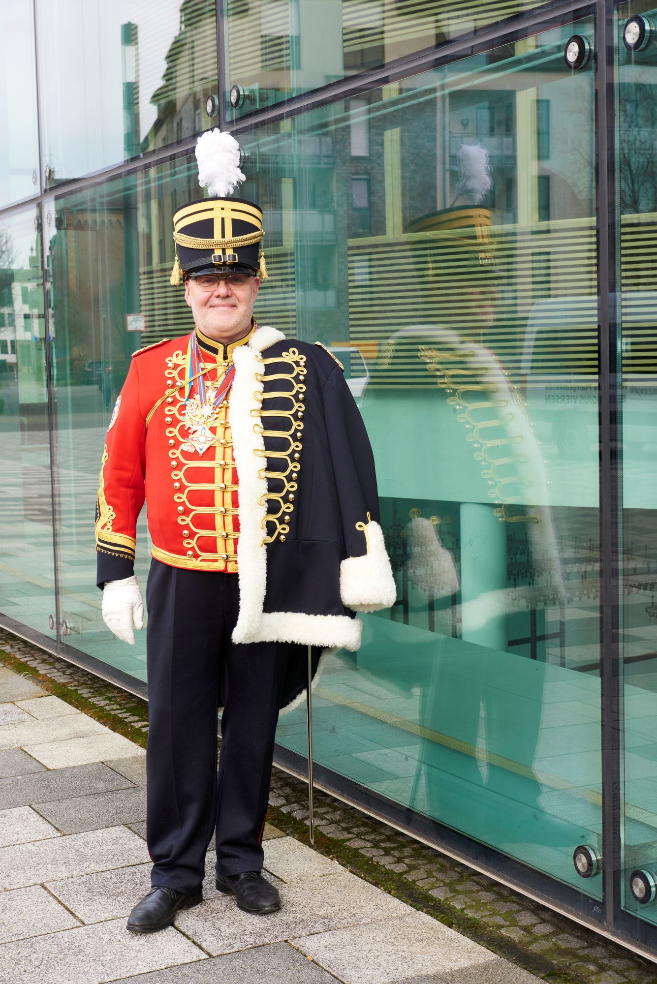 Gardist in Uniform: 2023 wurde Pfarrer Roland Klugmann Mitglied der Prinzengarde der Narrenherrlichkeit Viersen. (c) Roland Klugmann