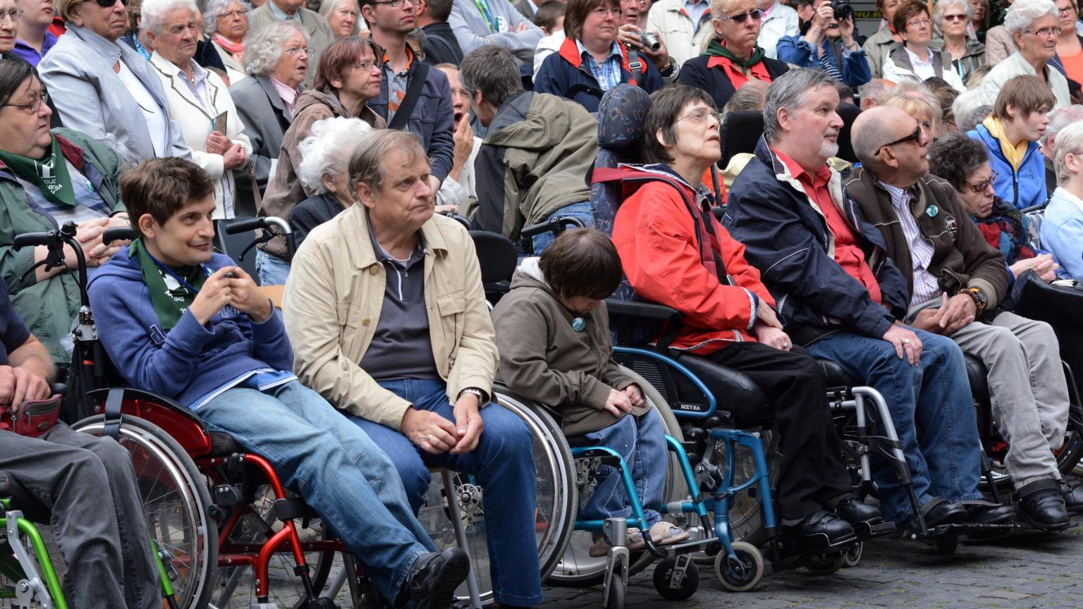 Während der Pilgermessen auf dem Katschhof zur Heiligtumsfahrt 2014 waren die Plätze in den vordersten Reihen Menschen mit Rollstühlen vorbehalten. (c) Andreas Schmitter