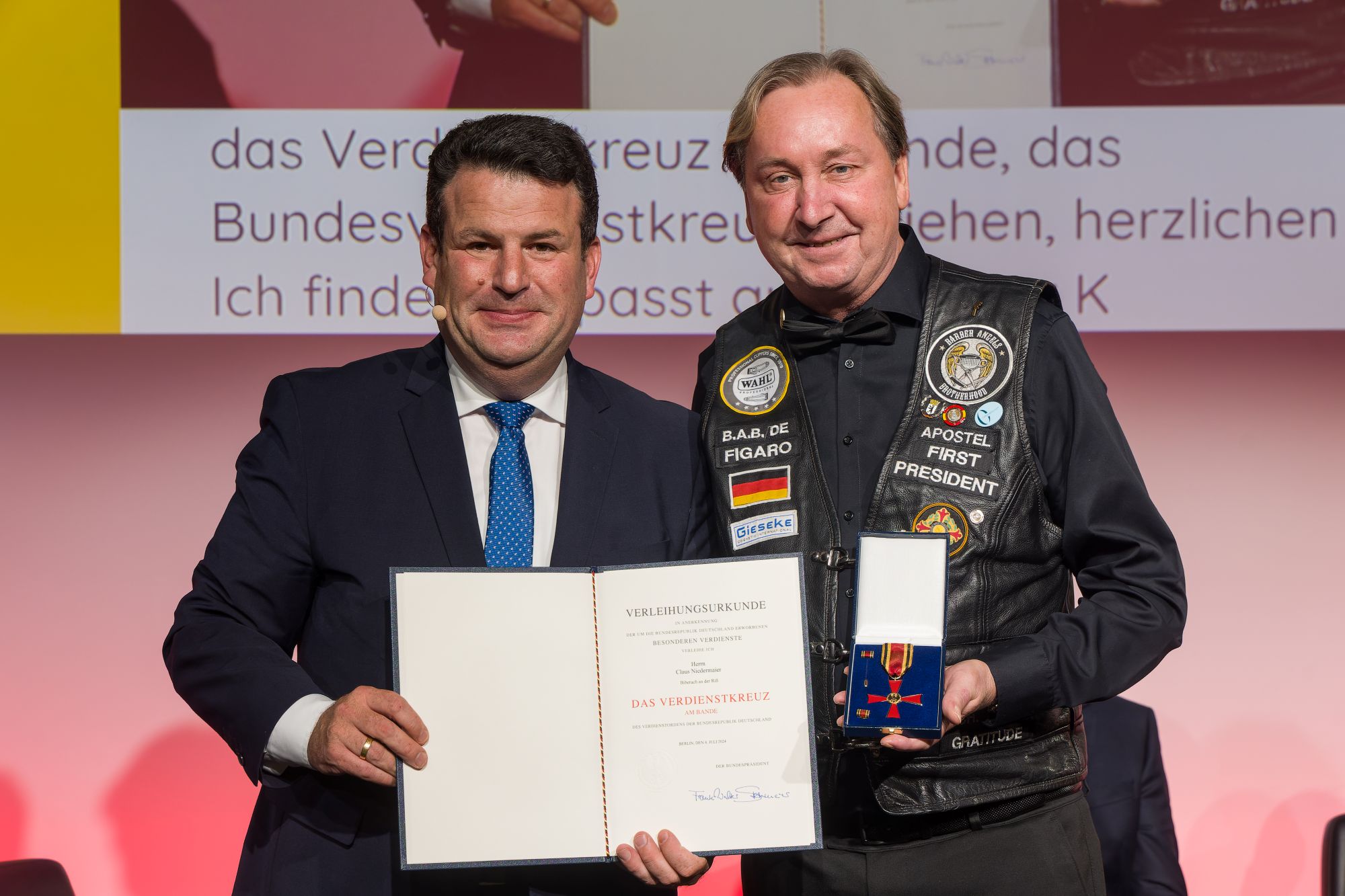 Claus Niedermaier (r.) erhielt das Bundesverdienstkreuz durch Hubertus Heil. (c) BMAS/Thomas Rafalzyk