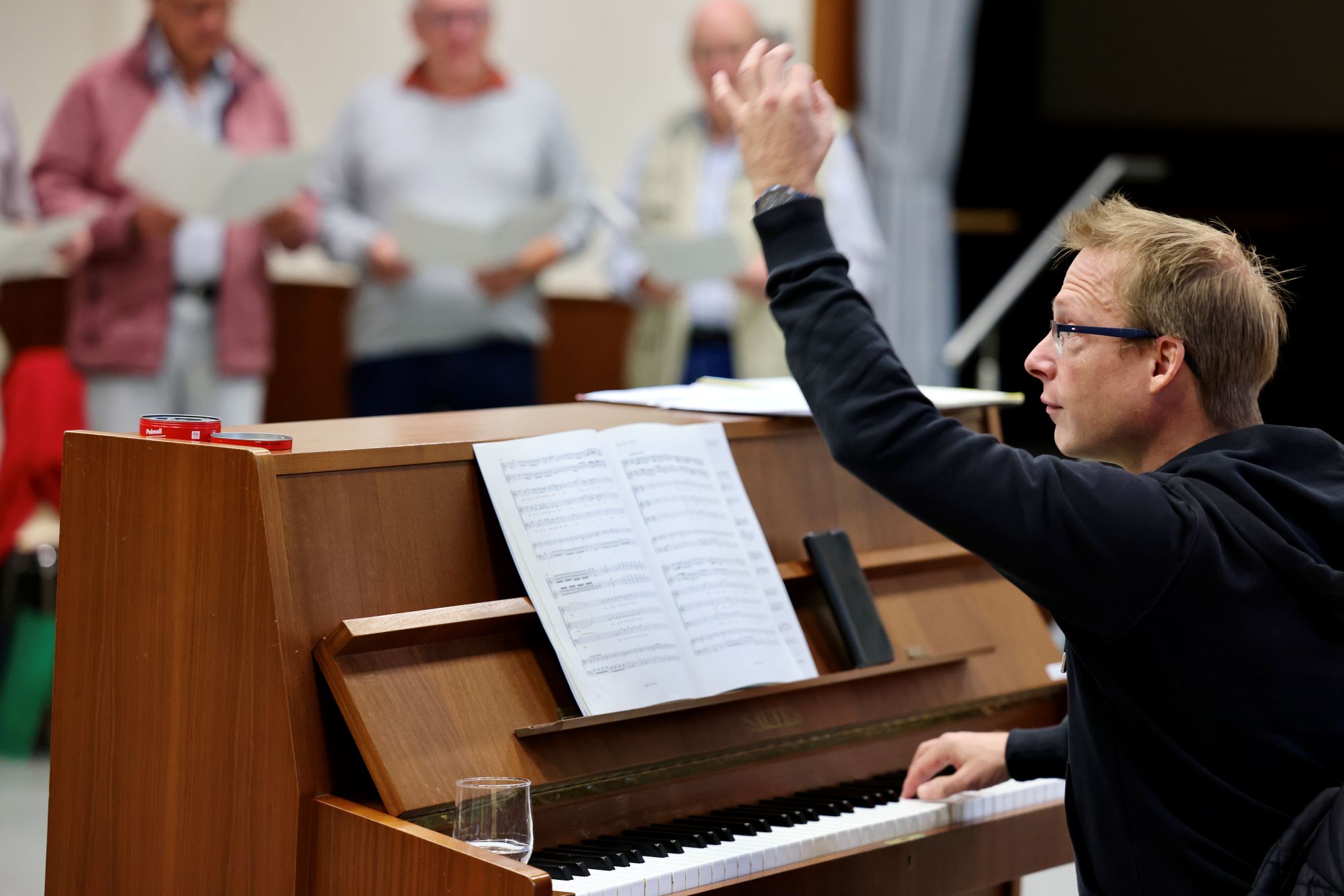 Christof Rück, Kantor der GdG Heilig Geist, leitet den Chor. (c) Stephan Johnen