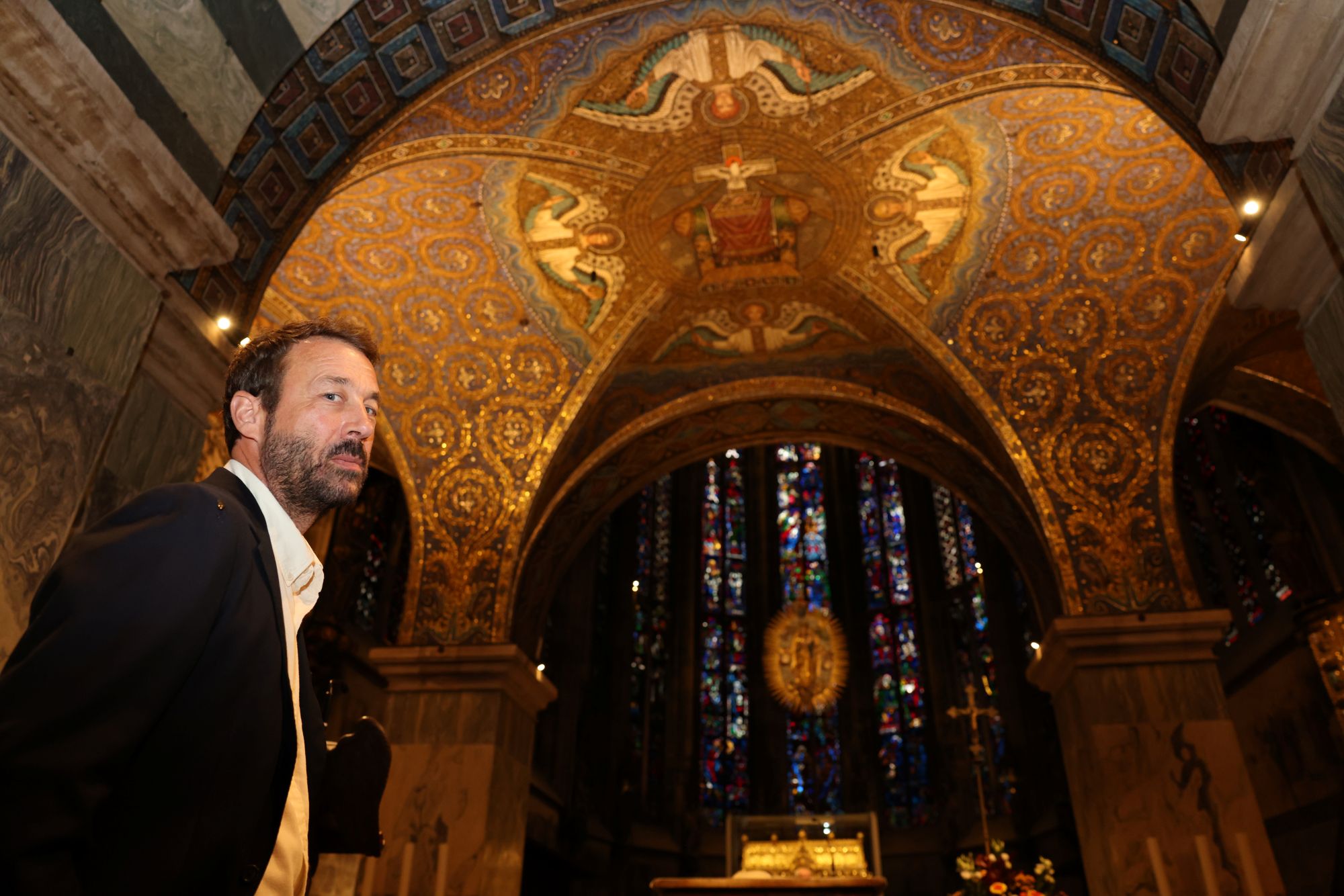Vor seiner Lesung in Aachen hat Tobias Haberl den Dom besucht. (c) Stephan Johnen
