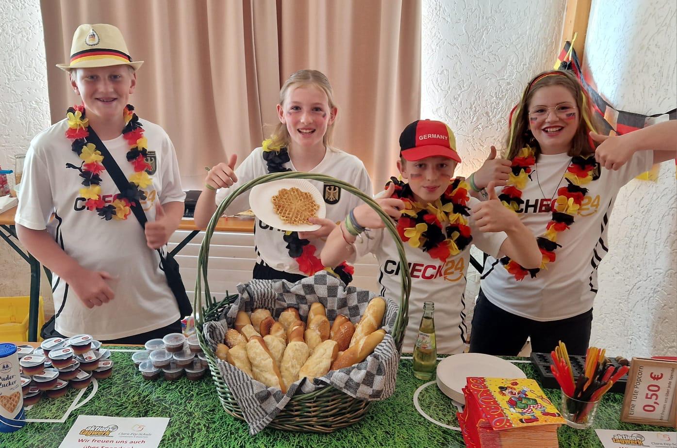 Ob Brezelverkauf beim Public Viewing oder Mitarbeit im Sachverständigen-Büro: Im Rahmen der Aktion Tagwerk waren Schüler für eine gute Sache im Einsatz. (c) privat