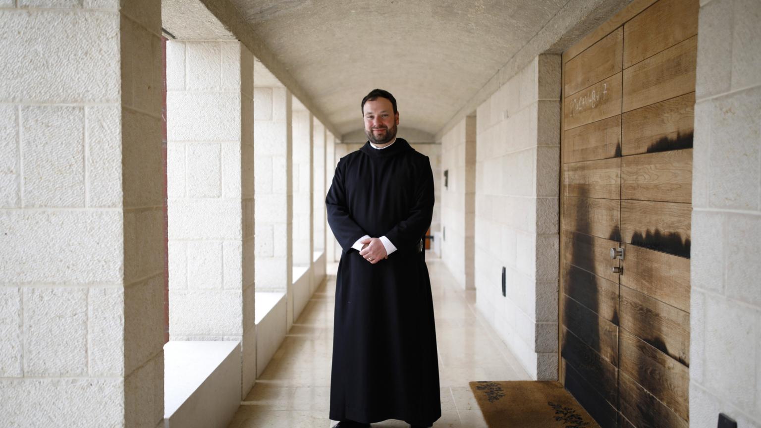 Abt Nikodemus Schnabel OSB, hier als damaliger Prior-Administrator von Tabgha im Jahr 2017 fotografiert. Die Spuren eines Brandanschlags von 2015 sind noch zu erkennen. (c) Corinna Kern