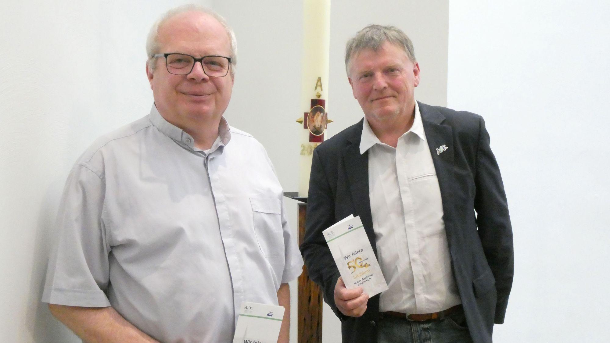 Auf die nächsten fünf Jahrzehnte: Pfarrer Andreas Mauritz und Presbyter Heiner Schroth (v.l.). (c) Gerd Felder