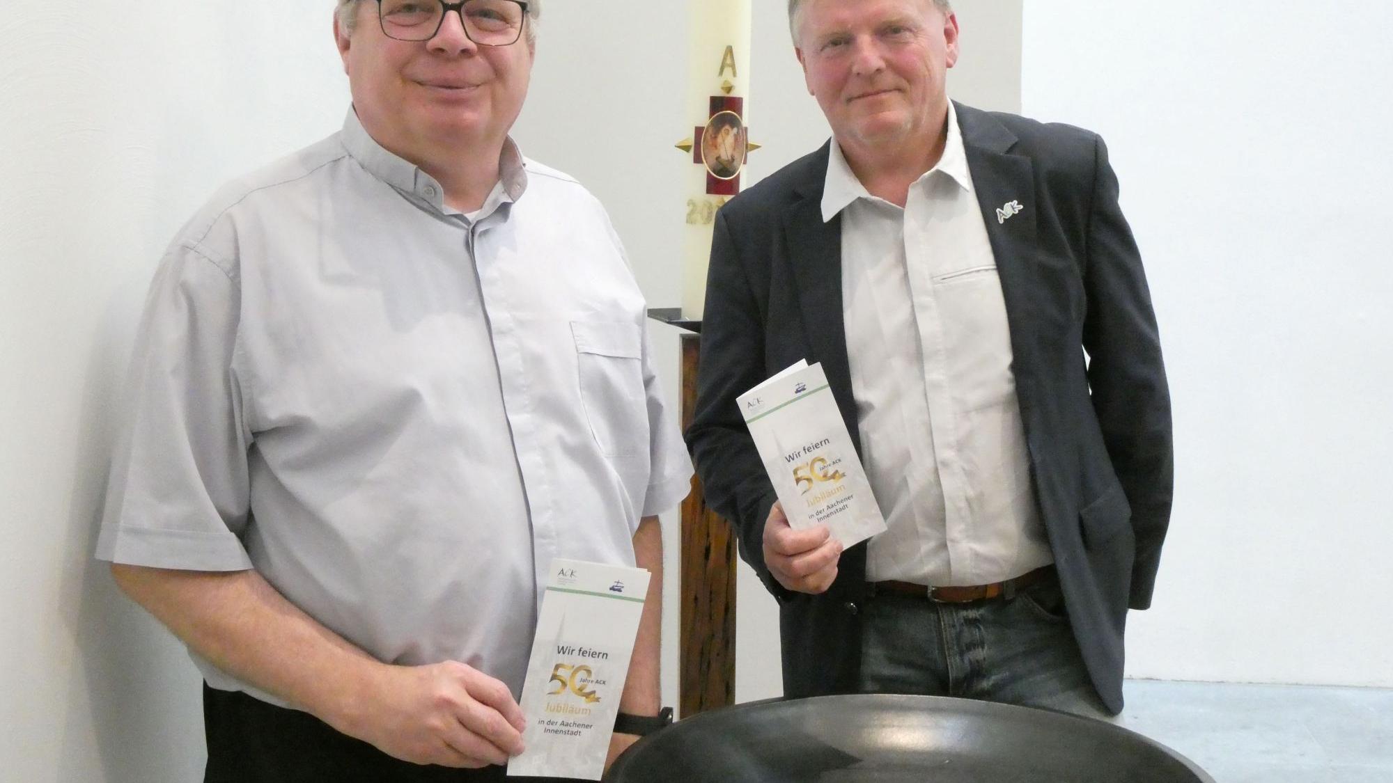 Auf die nächsten fünf Jahrzehnte: Pfarrer Andreas Mauritz und Presbyter Heiner Schroth (v.l.). (c) Gerd Felder
