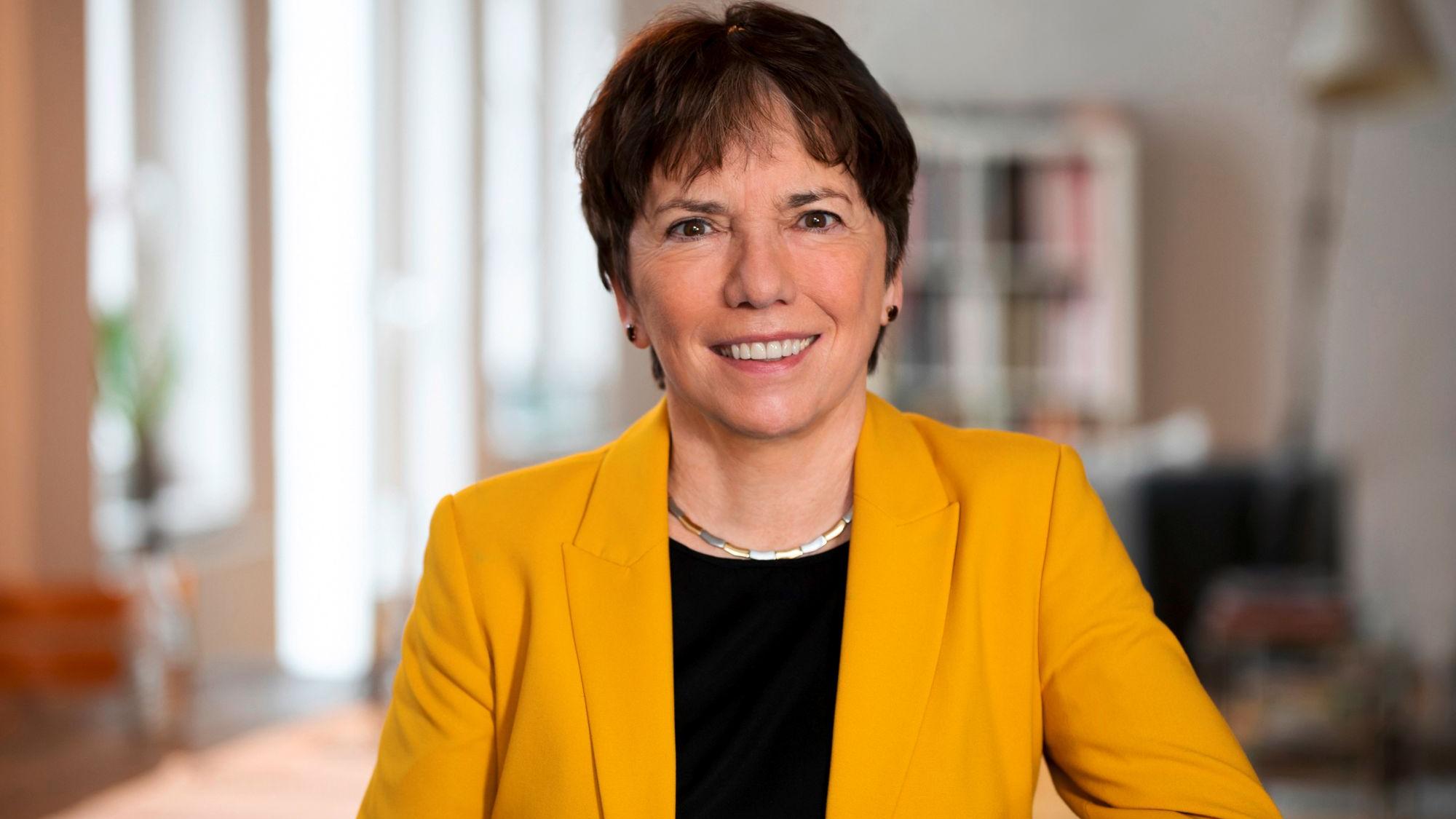 Stationen  1958 – Margot Käßmann wurde 1958 geboren und 1985 ordiniert.  1994 – Fünf Jahre lang ist sie Generalsekretärin des Deutschen Evangelischen Kirchentages.  1999 – bis 2010 ist sie Landesbischöfin von Hannover. 2009 – Als EKD-Ratsvorsitzende tritt sie im Februar 2010 von allen Leitungsämtern zurück. Vorangegangen war eine Autofahrt unter Alkoholeinfluss. Seitdem ist sie als Referentin, Dozentin und Kolumnistin gefragt. Bis 2018 war sie Reformationsbotschafterin. (c) Julia Baumgart