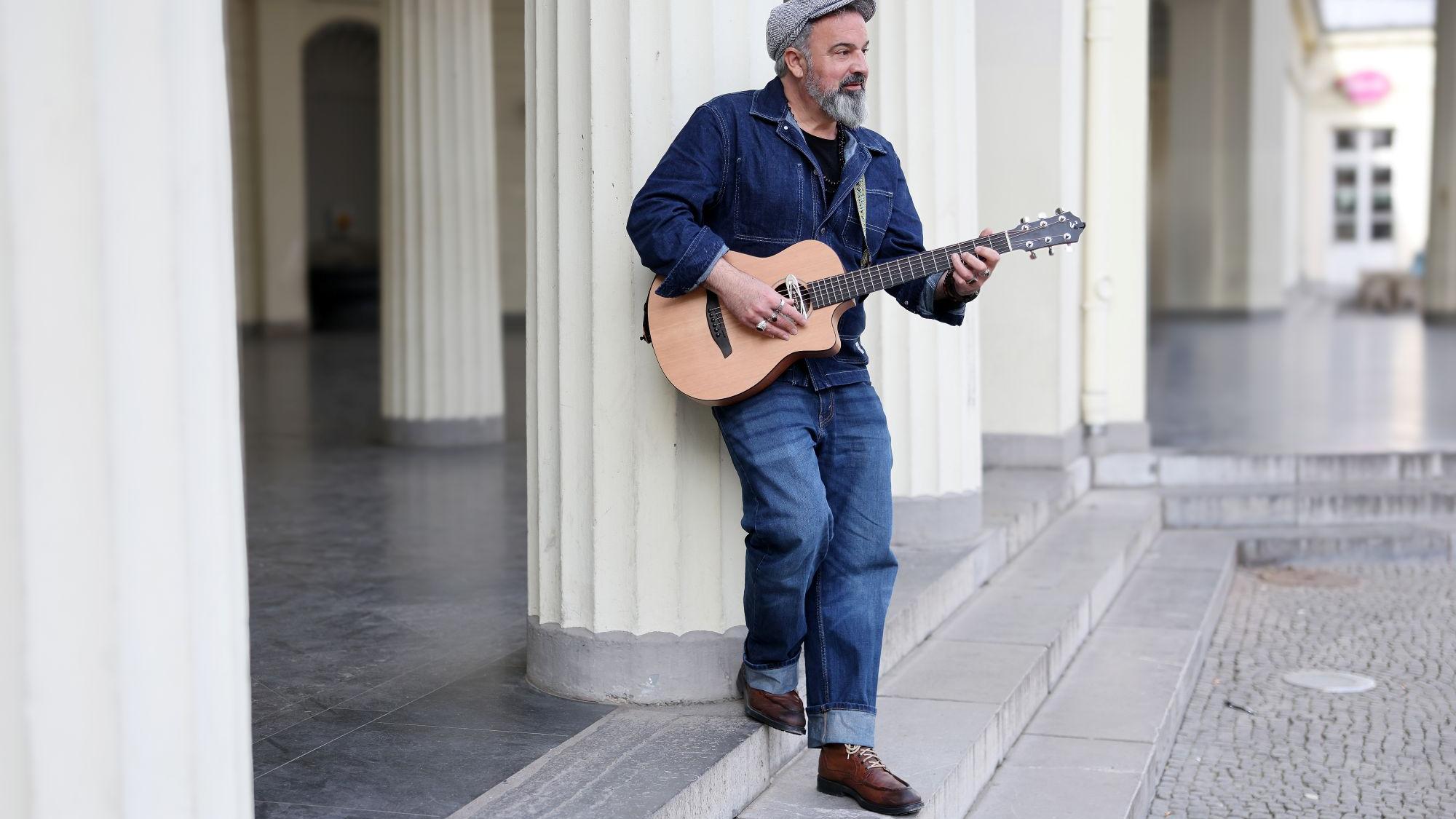 Mit der Gitarre gegen Ungerechtigkeit und für Verständigung: Der Musiker und Poet Sasan Azodi. (c) Andreas Steindl