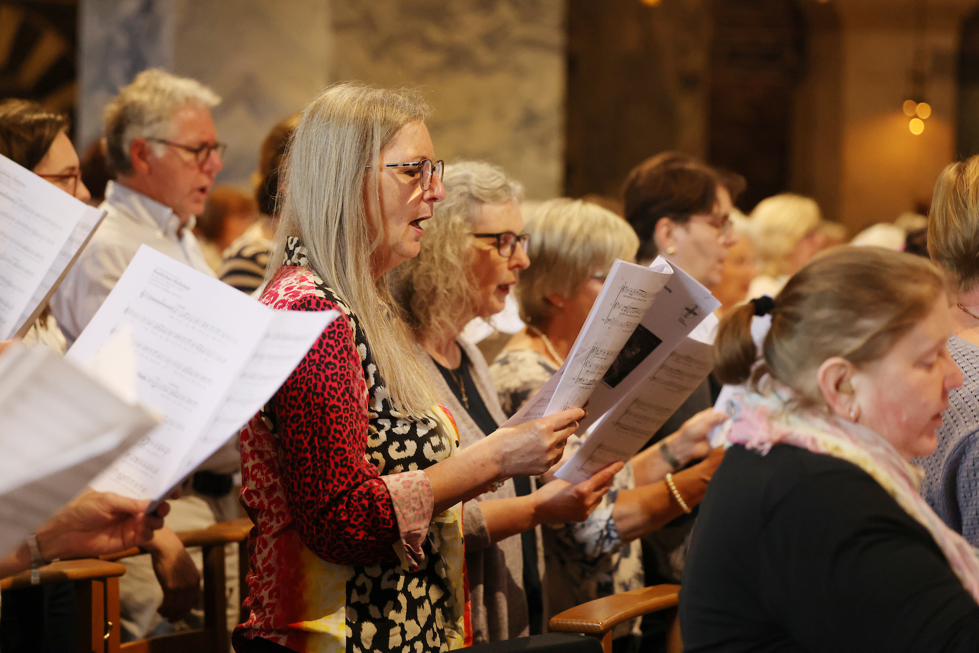 Fast 900 Sängerinnen und Sänger füllten das Oktogon im Aachener Dom ...