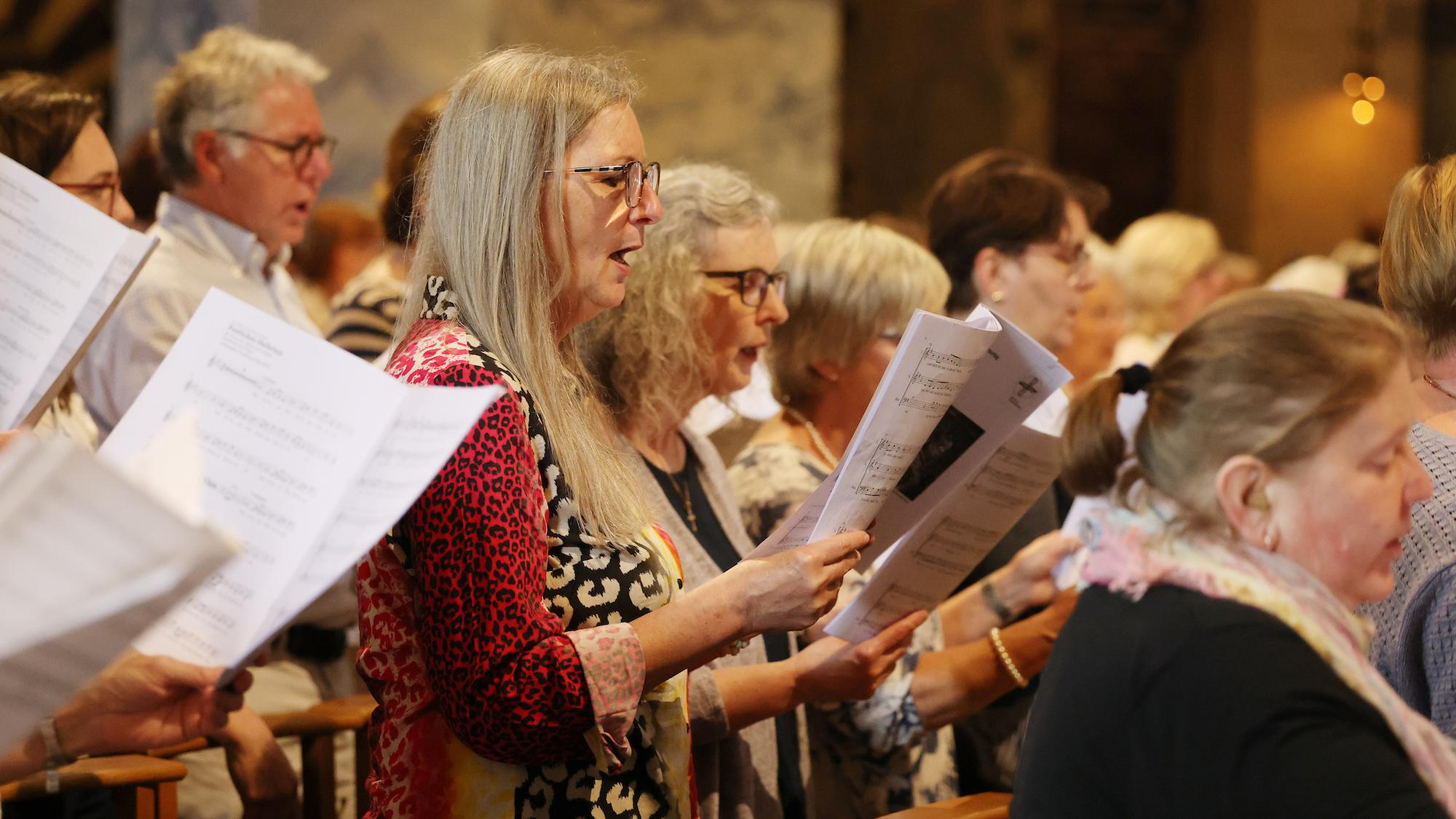 Fast 900 Sängerinnen und Sänger füllten das Oktogon im Aachener Dom ... (c) Bistum Aachen/Andreas Steindl