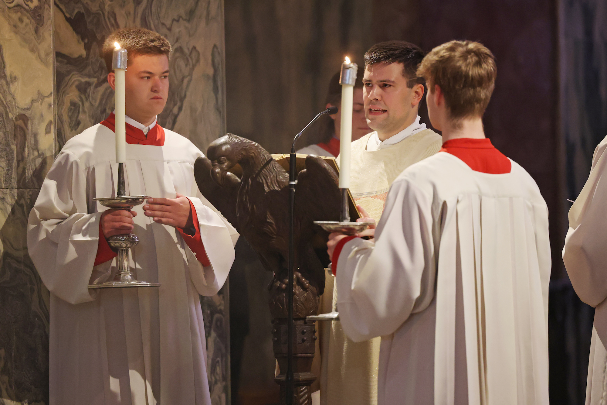Diakon Philipp Fiala bei der Priesterweihe seiner Mitbrüder Andreas Hahne und Marco Lennartz im Mai dieses Jahres. (c) Bistum Aachen/Andreas Steindl