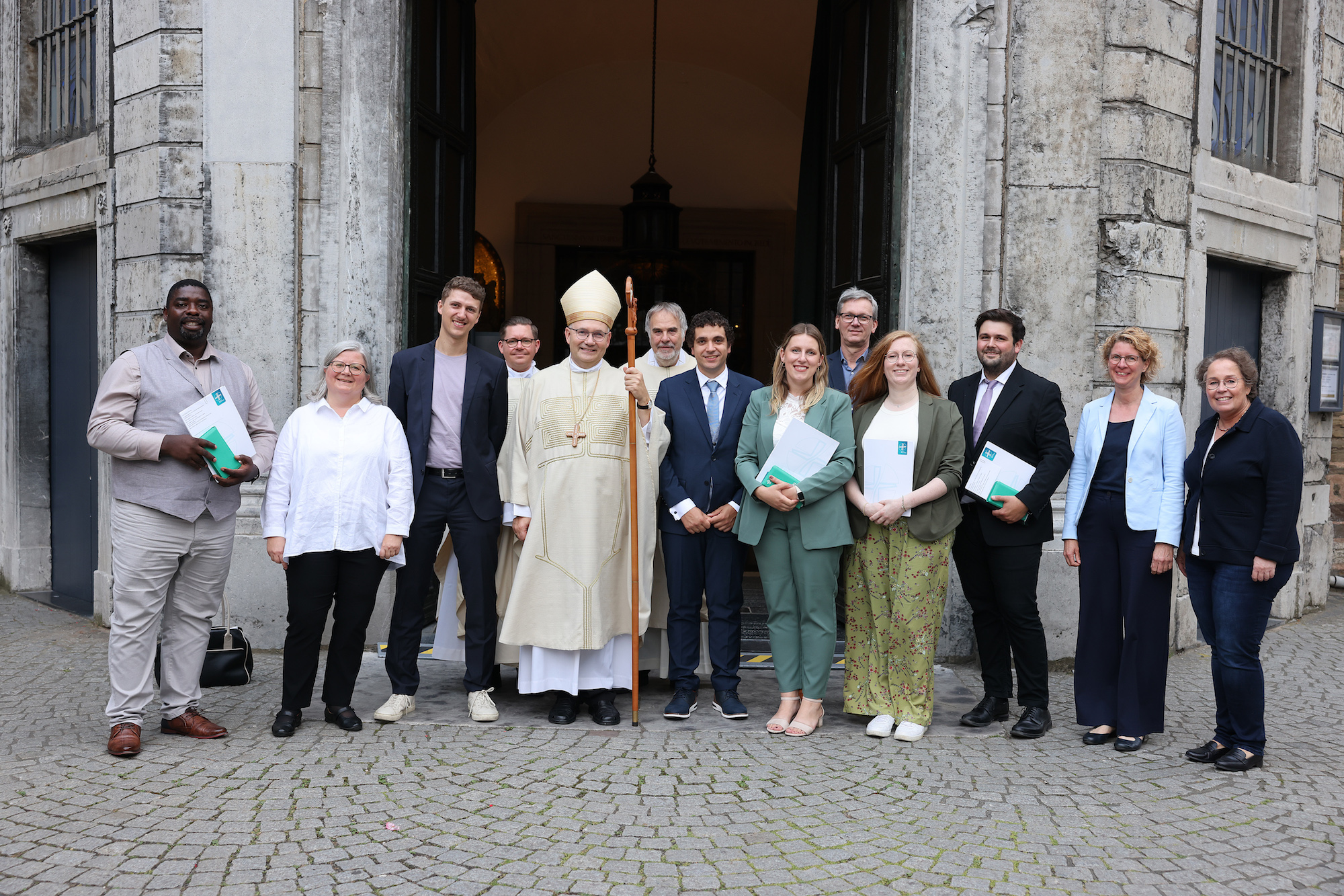 Für sie geht ein Weg zu Ende, ein neuer beginnt: Acht Frauen und Männer wirken jetzt als neue Pastoral- und Gemeindereferenten im Bistum Aachen.