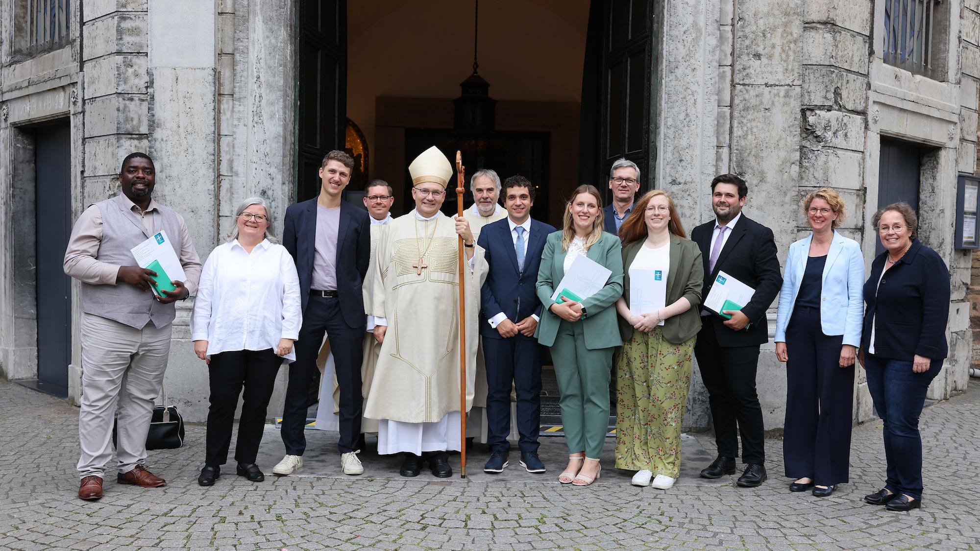 Für sie geht ein Weg zu Ende, ein neuer beginnt: Acht Frauen und Männer wirken jetzt als neue Pastoral- und Gemeindereferenten im Bistum Aachen. (c) Bistum Aachen/Andreas Steindl