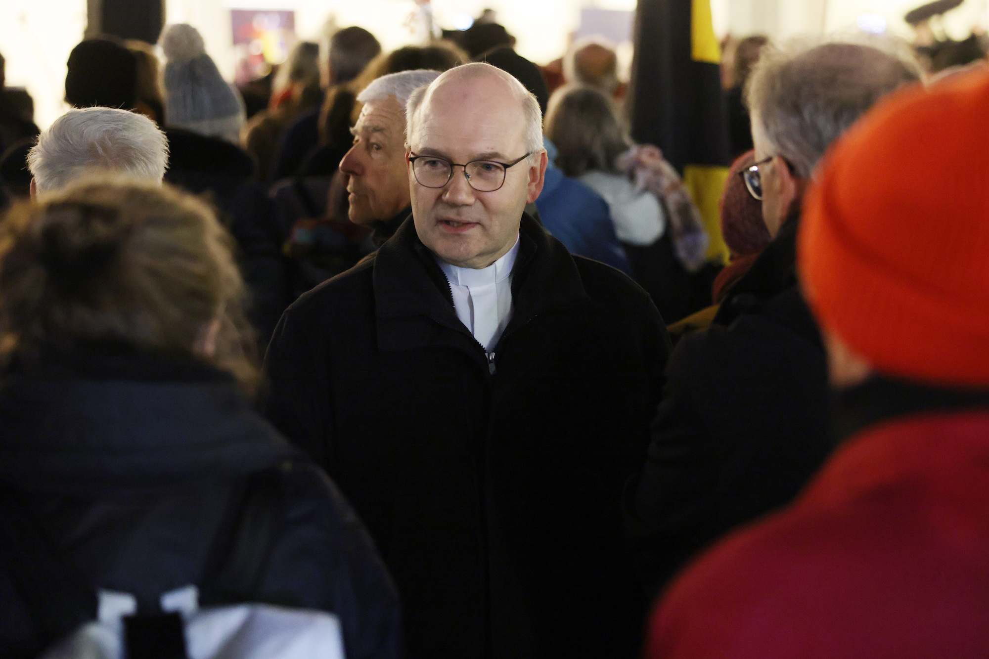 Der Betroffenenrat Aachen hatte zu einer Kundgebung gegen die Einrede der Verjährung aufgerufen: Bischof Helmut Dieser war anwesend. Abseits des Podiums stand er Rede und Antwort und sprach mit den Menschen. (c) Bistum Aachen/Andreas Steindl