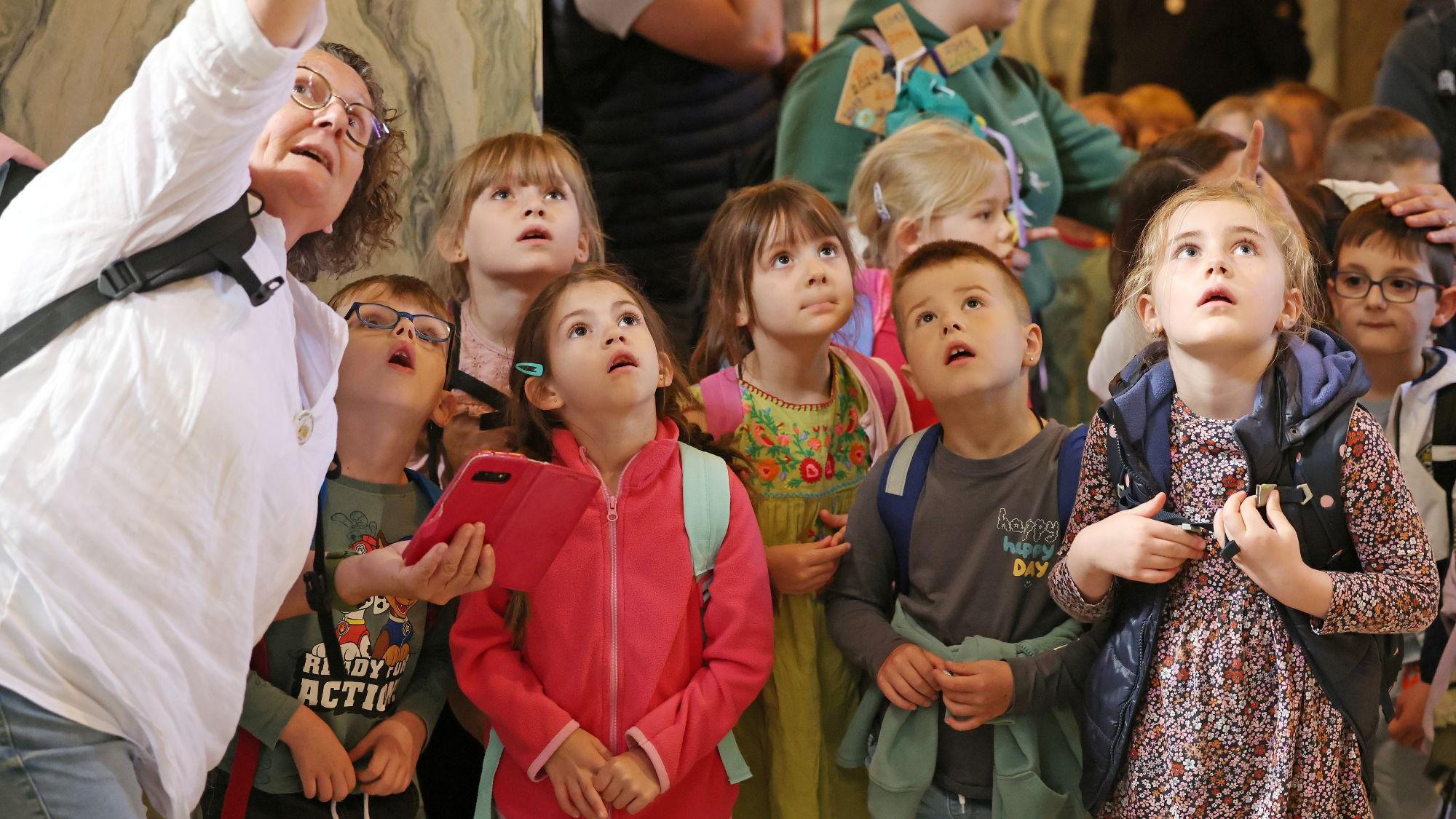 Es gibt so viel Spannendes zu entdecken beim Pilgern. Übrigens: Jedes Jahr pilgern mehr als 1500 Kinder zum Aachener Dom. Dazu lädt das Bistum Aachen ein. (c) Bistum Aachen/Andreas Steindl