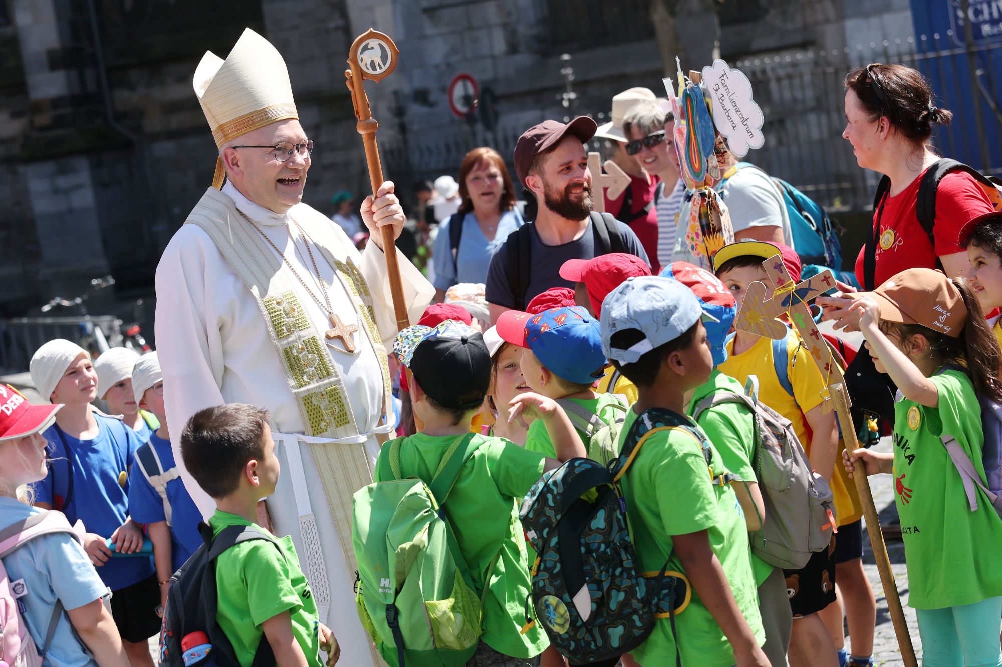Höhepunkt für viele: Ein Treffen mit dem Bischof. (c) Bistum Aachen/Andreas Steindl