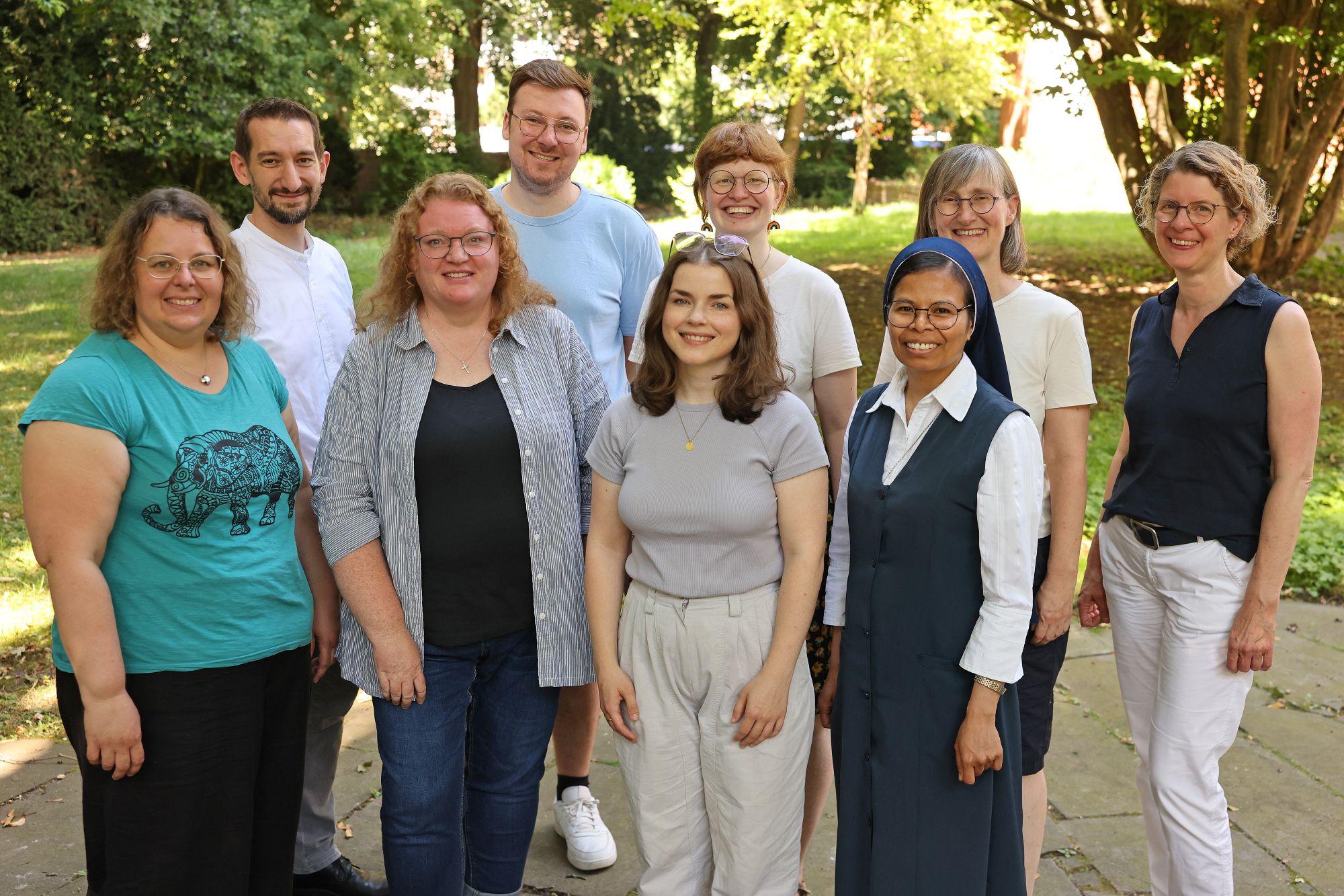 Haben ihre Ausbildung abgeschlossen: Tanja Görlach, Anna Schlecht, Schwester Imelda Taneo SSpS, Jonas Küppers, Clara KEck und Clauda Brüser-Meyer (v. l. n. r.). Es fehlt Jorge Gallegos Sánchez. Die Absolventinnen und Absolventen des Pastoralkurses  wurden begleitet von Katharina Veltmann, Pfarrer Matthias Fritz und Sabine Kock.