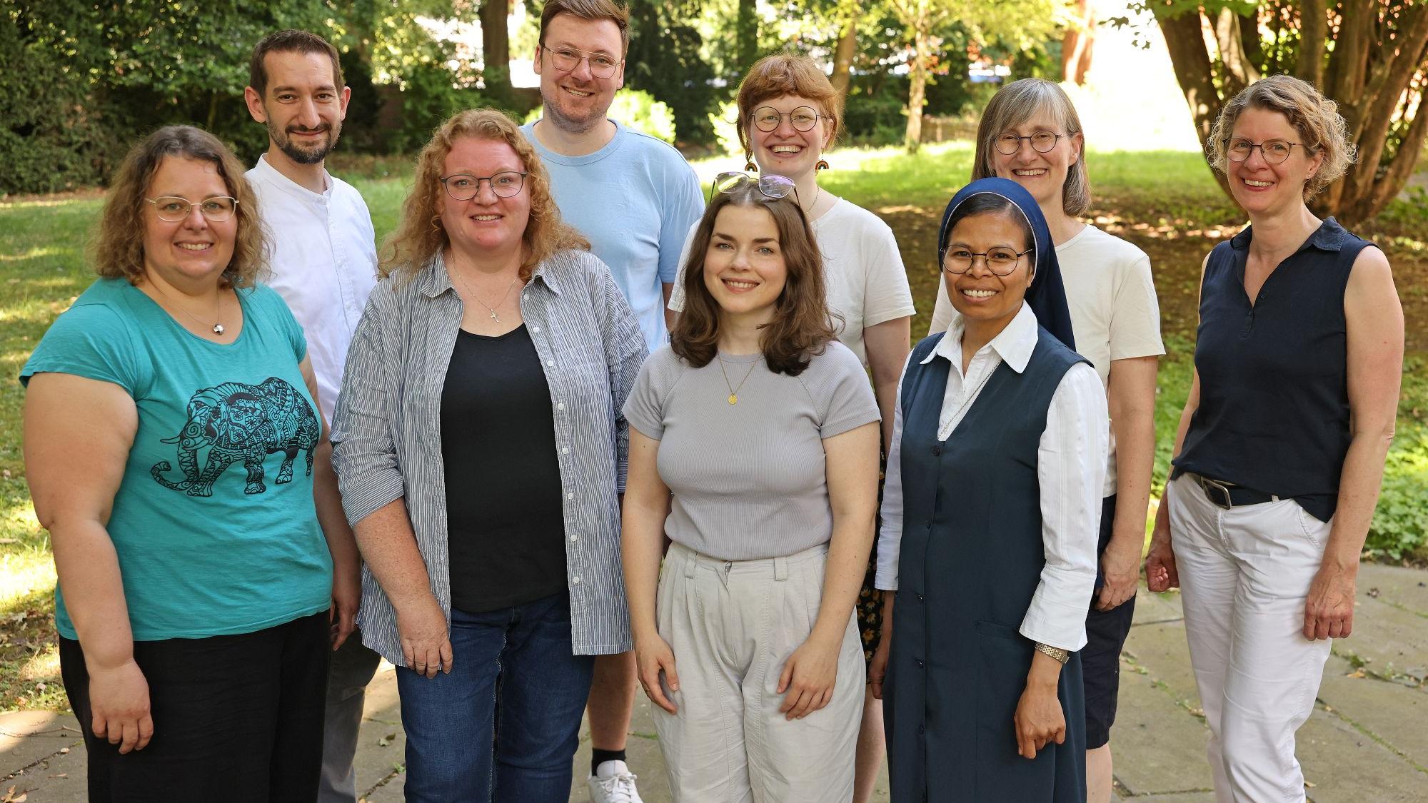 Haben ihre Ausbildung abgeschlossen: Tanja Görlach, Anna Schlecht, Schwester Imelda Taneo SSpS, Jonas Küppers, Clara KEck und Clauda Brüser-Meyer (v. l. n. r.). Es fehlt Jorge Gallegos Sánchez. Die Absolventinnen und Absolventen des Pastoralkurses  wurden begleitet von Katharina Veltmann, Pfarrer Matthias Fritz und Sabine Kock. (c) Bistum Aachen/Andreas Steindl
