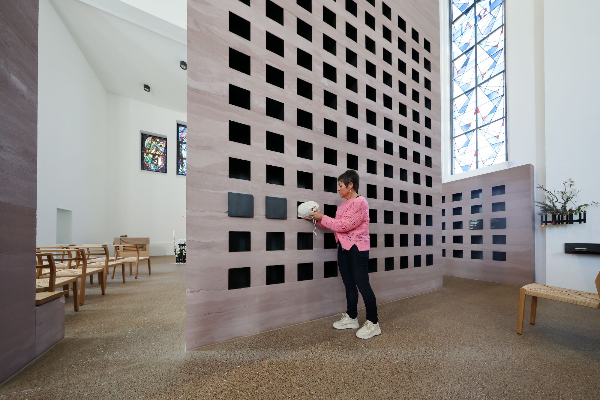 Ursula Grafen, Leiterin der Verwaltung des Columbarium St. Marien, lädt jeden dazu ein, die Ruhe des Hauses zu erspüren. 3100 Nischen beherbergt das Columbarium in Würselen-Scherberg. (c) Bistum Aachen/Andreas Steindl
