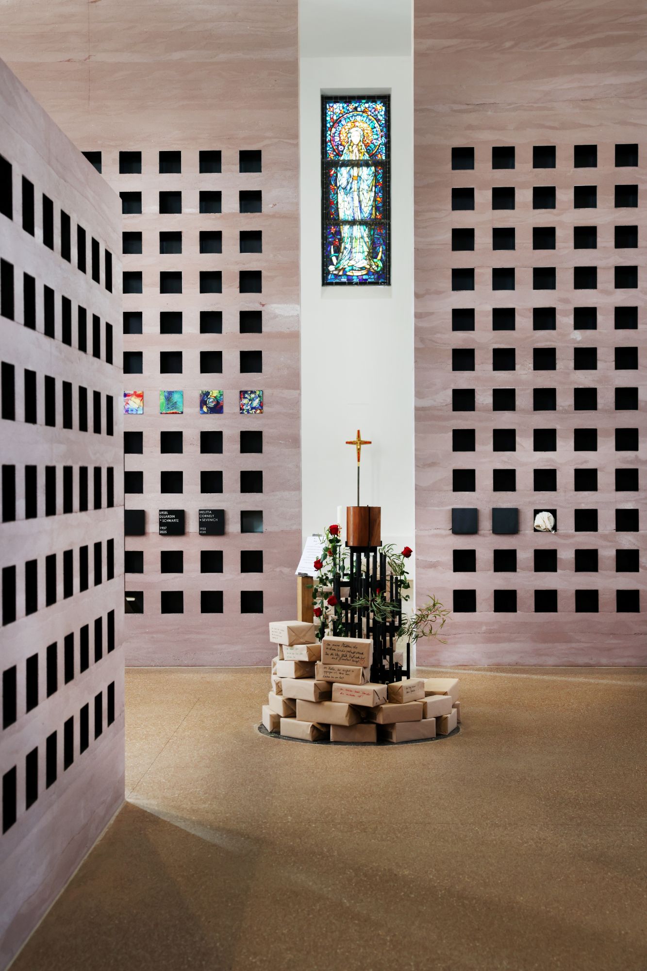 Im Bistum Aachen gibt es insgesamt 13 Columbarien. St. Josef in Aachen ist die älteste und war die erste Grabeskirche in Deutschland. Sie wurde 2006 eröffnet. Das Columbarium St. Marien ist mitten in der Corona-Pandemie, Juni 2020, eingesegnet worden.  Menschen jeden Glaubens können in St. Marien ihre letzte Ruhe finden. Weitere Informationen finden Sie unter: www.columbarium-sankt- marien.de (c) Bistum Aachen/Andreas Steindl