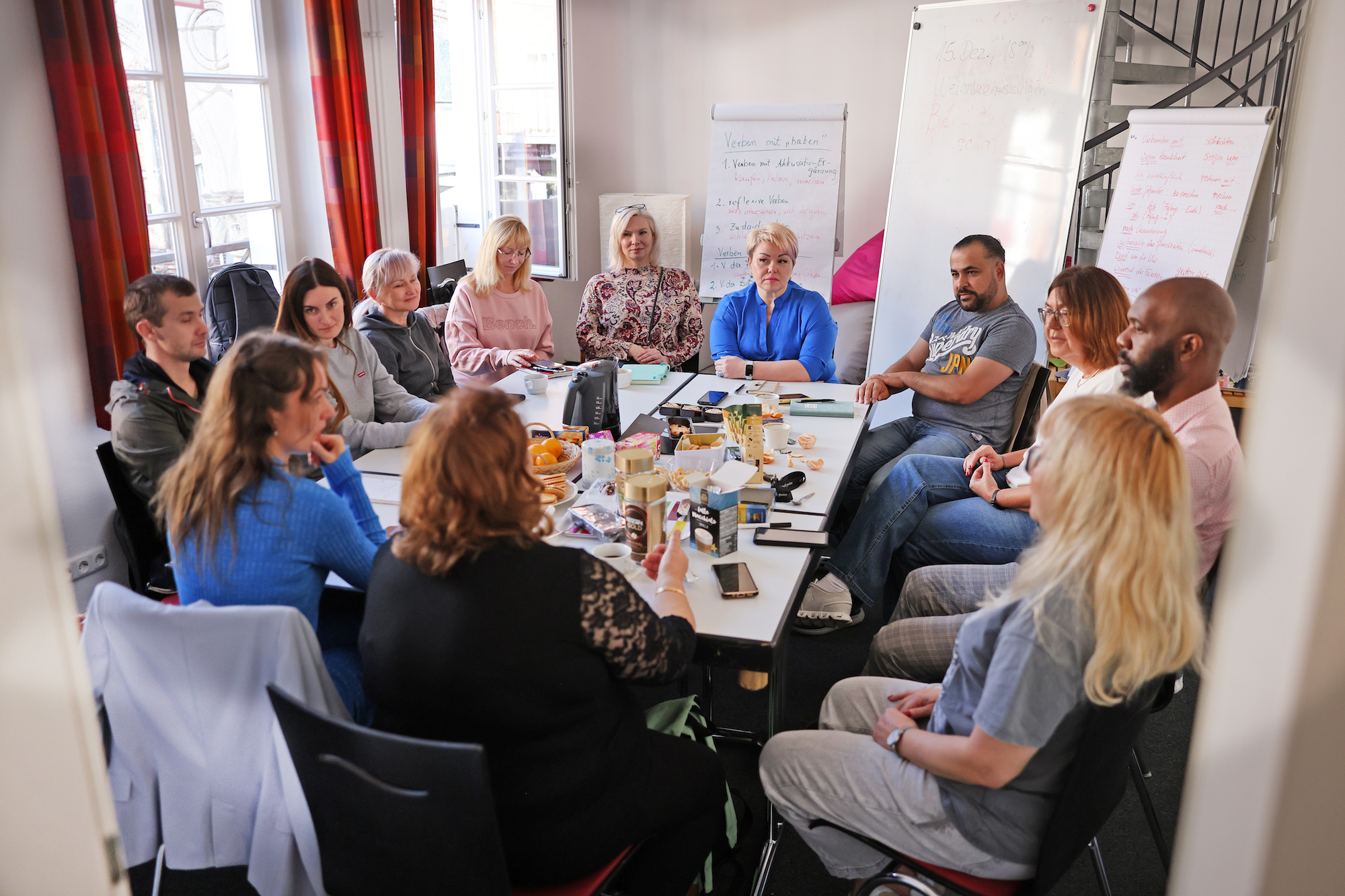 Beim „Deutschkurs für alle“ geht es nicht nur um Aussprache und Grammatik, sondern um ein Miteinander. (c) Bistum Aachen/Andreas Steindl