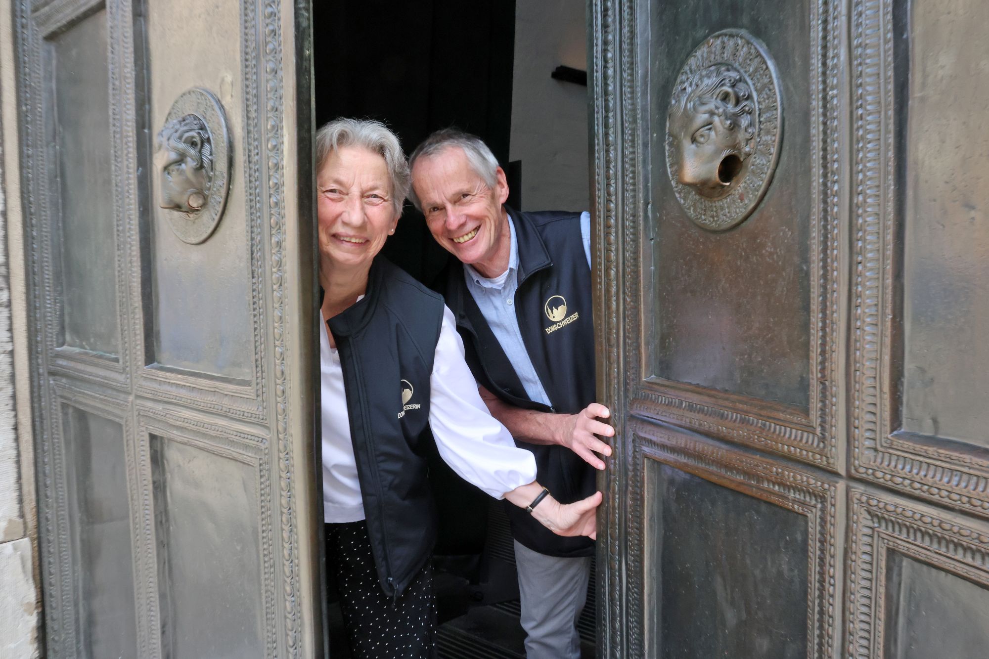 Hereinspaziert: Irmgard Vogel und Erhard Sickert öffnen das bronzene Portal.
