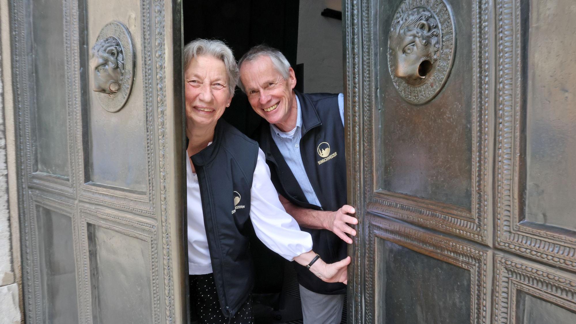 Hereinspaziert: Irmgard Vogel und Erhard Sickert öffnen das bronzene Portal. (c) Bistum Aachen/Andreas Steindl
