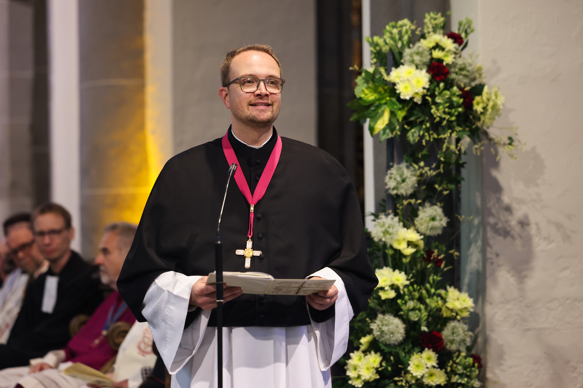 Wallfahrtsleiter Propst Andreas Möhlig ist froh, in der wiedereröffneten Kirche feiern zu können. (c) Bistum Aachen/Andreas Steindl