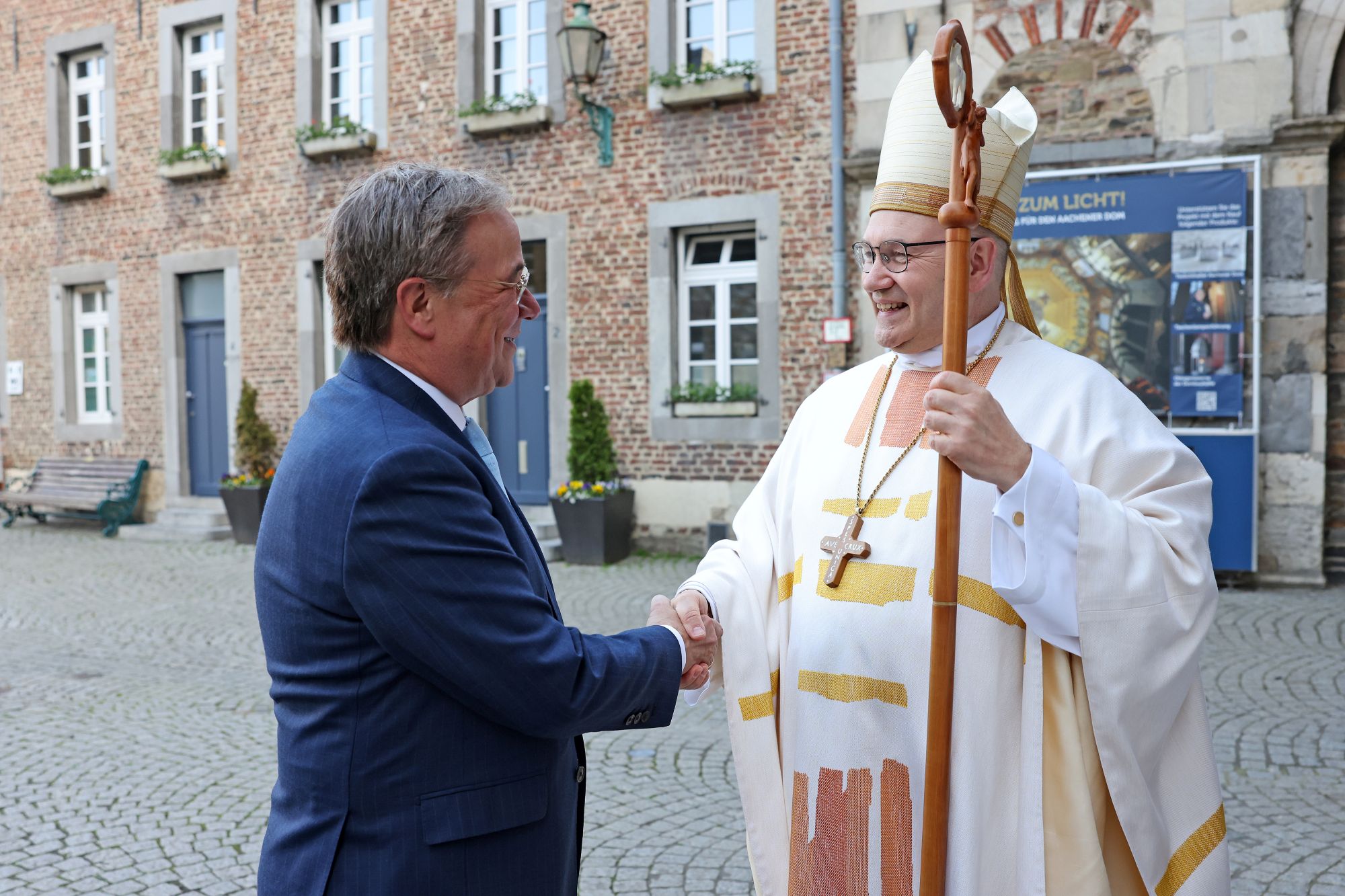 Freude beim  Wiedersehen: Armin Laschet und Bischof Helmut Dieser. (c) Andreas Steindl