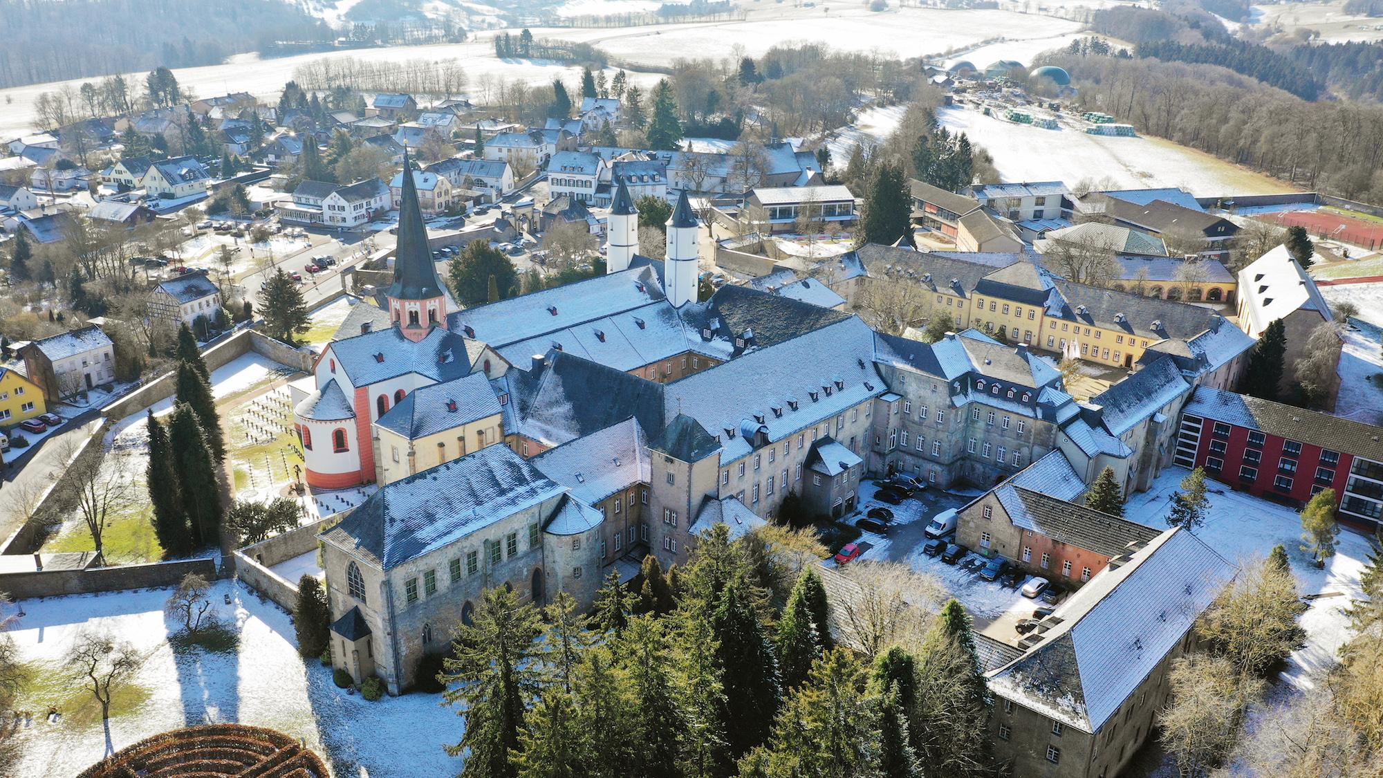 Anfang März kurzzeitig die Heimat der Deutschen Bischöfe: Die ehemalige Prämonstratenserabtei Kloster Steinfeld. Die Basilika aus dem 12. Jahrhundert, in der die Bischöfe ihre Messen feiern, beheimatet unter anderem das Grab des Hl. Hermann-Josef. (c) Bistum Aachen / Andreas Steindl