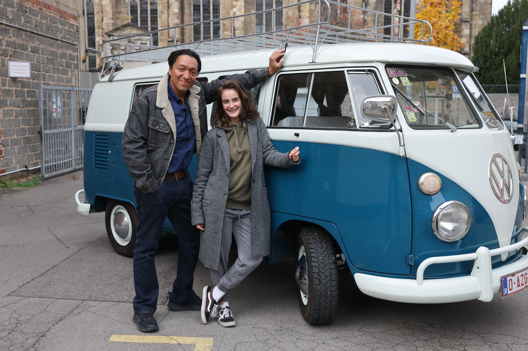 Felix Frenken und Lara Wolf bei den Dreharbeiten zur Weihnachtsgeschichte.