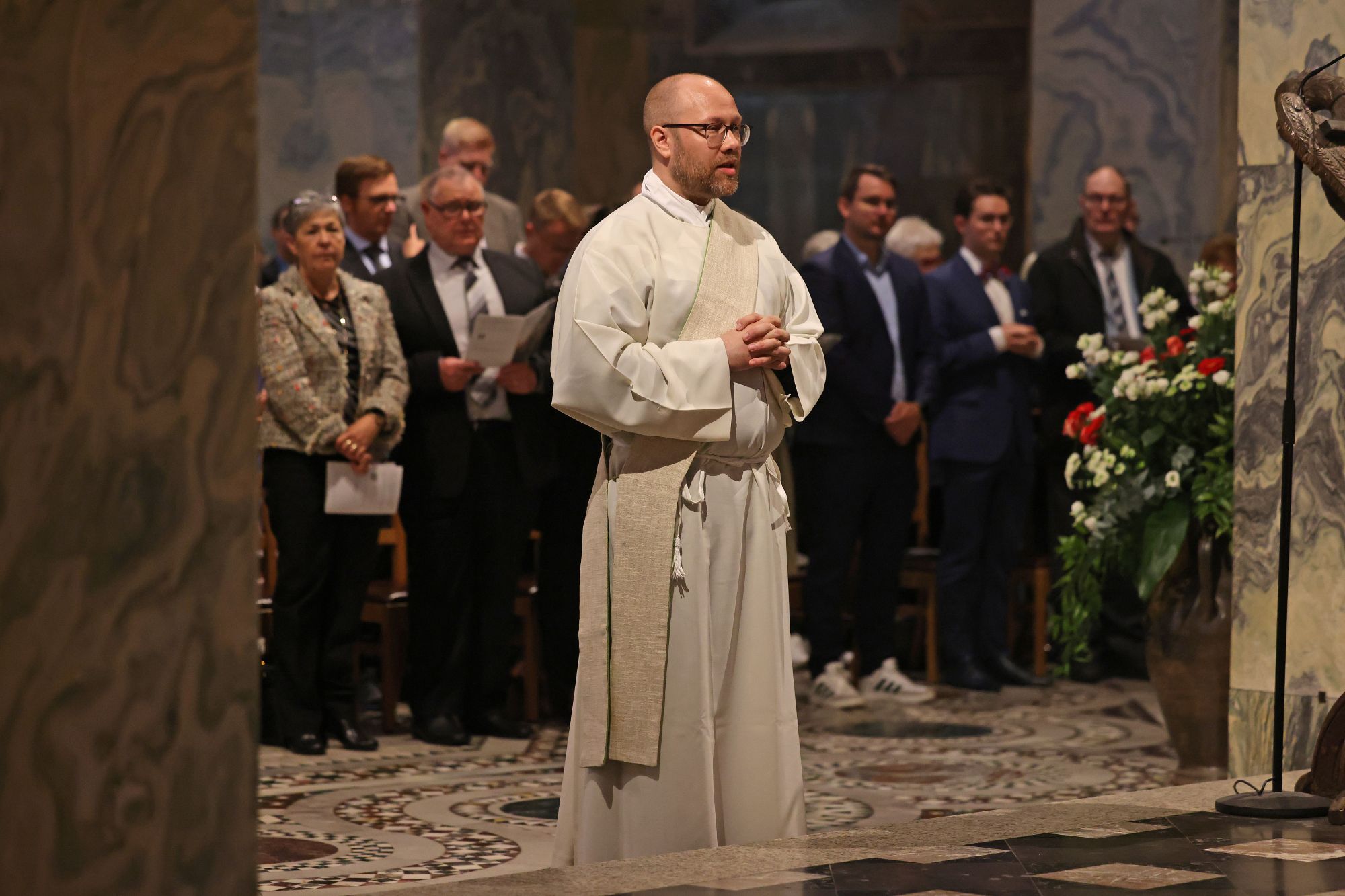 Die Weihe zum Priester  findet während eines feierlichen Gottesdienstes statt.