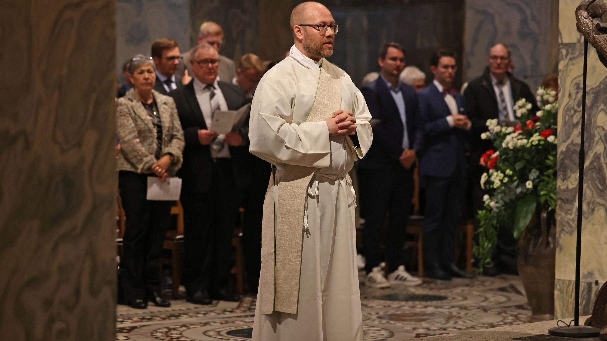 Die Weihe zum Priester  findet während eines feierlichen Gottesdienstes statt. (c) Bistum Aachen/Andreas Steindl