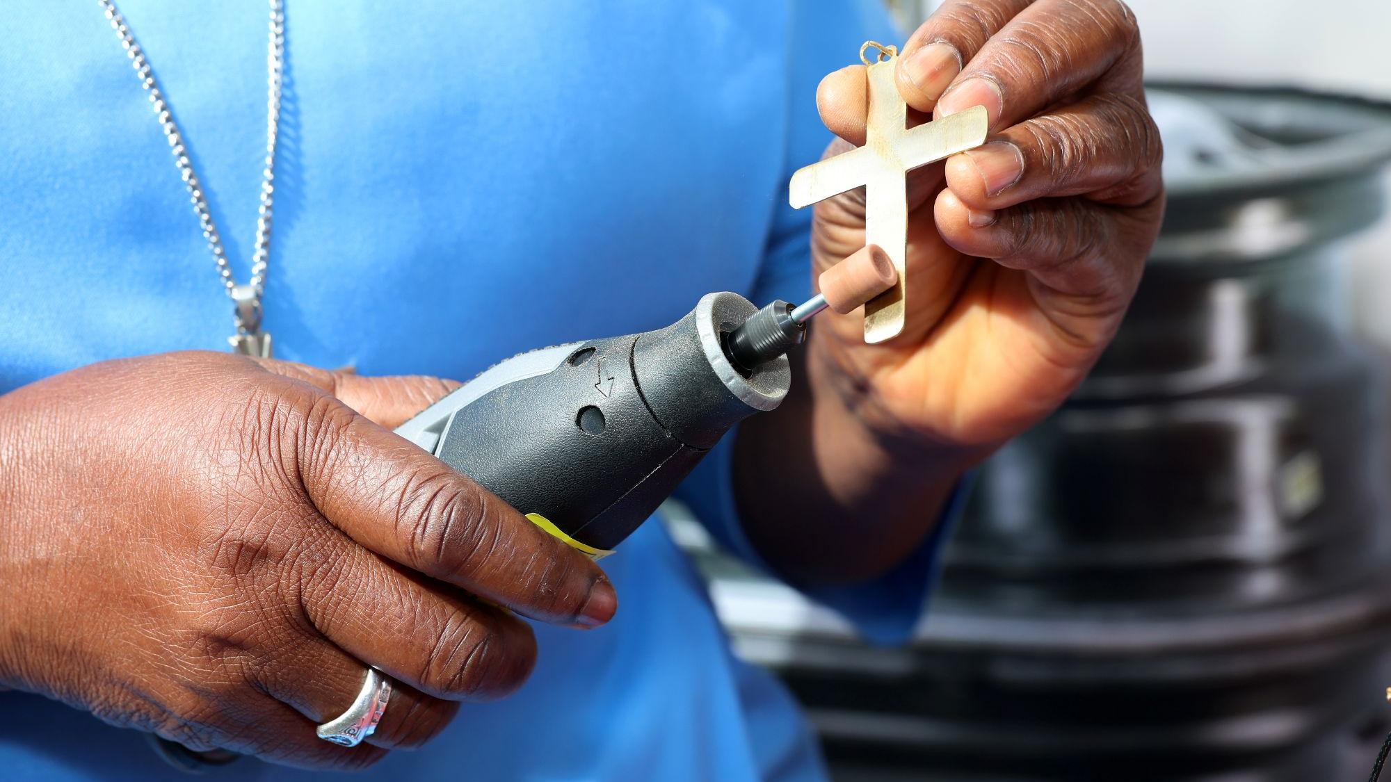 Auch en miniature: Die Recyclingkreuze sind das Symbol der Aktion Schutzengel von missio. (c) Bistum Aachen/Andreas Steindl