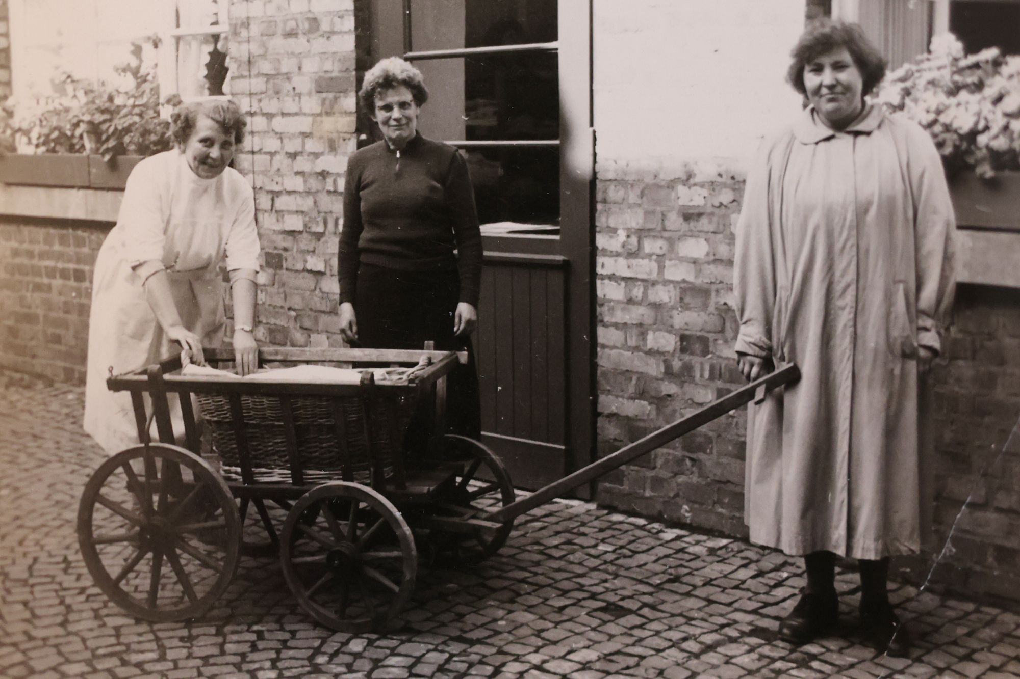 Bilder aus vergangenen Zeiten: Die Mitglieder des Sozialdienstes gehen dorthin, wo Menschen Hilfe brauchen. (c) Bistum Aachen/Andreas Steindl