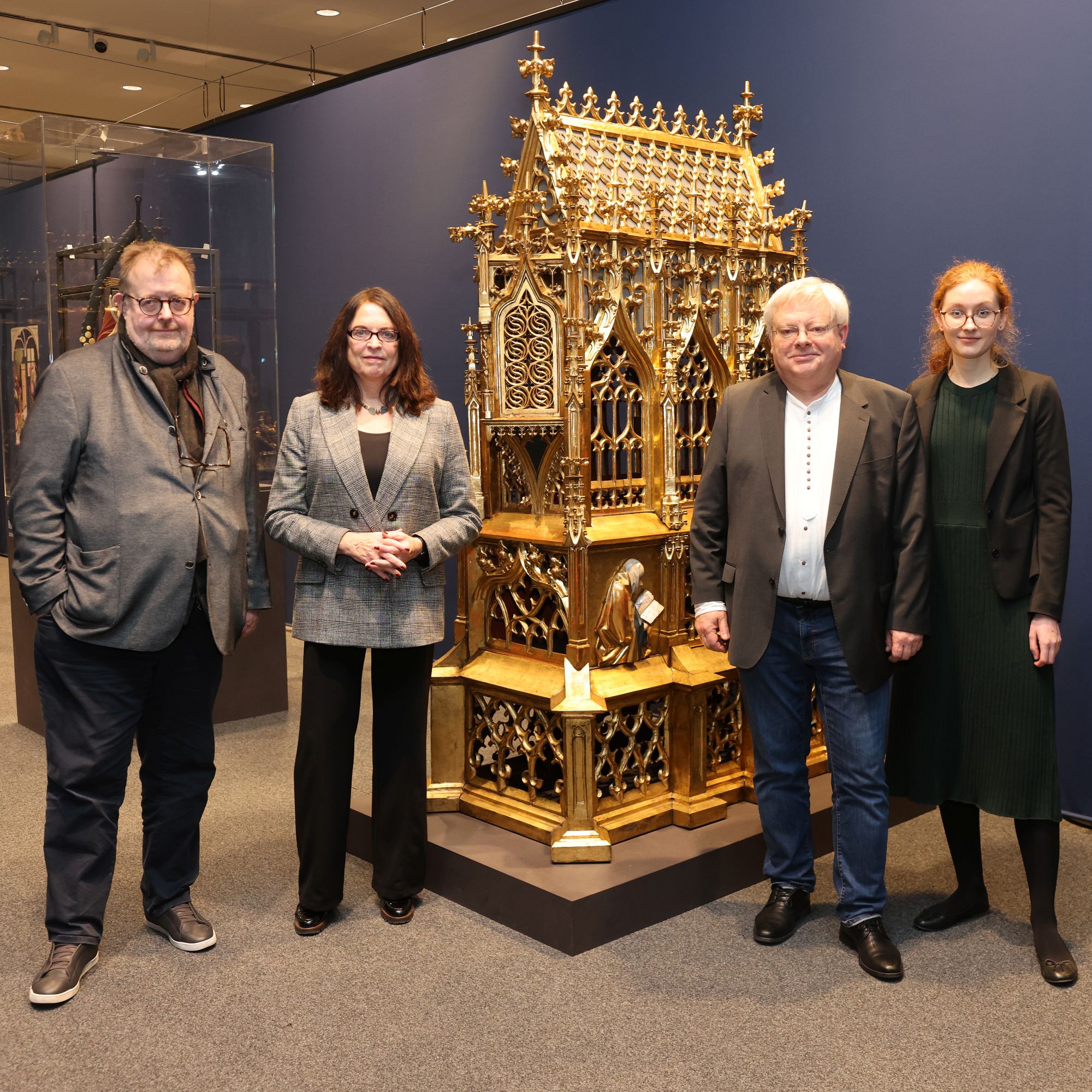 Gutes Team bei „Praymobil“ vor einem Trageschrein von 1475. (c) Bistum Aachen/Andreas Steindl