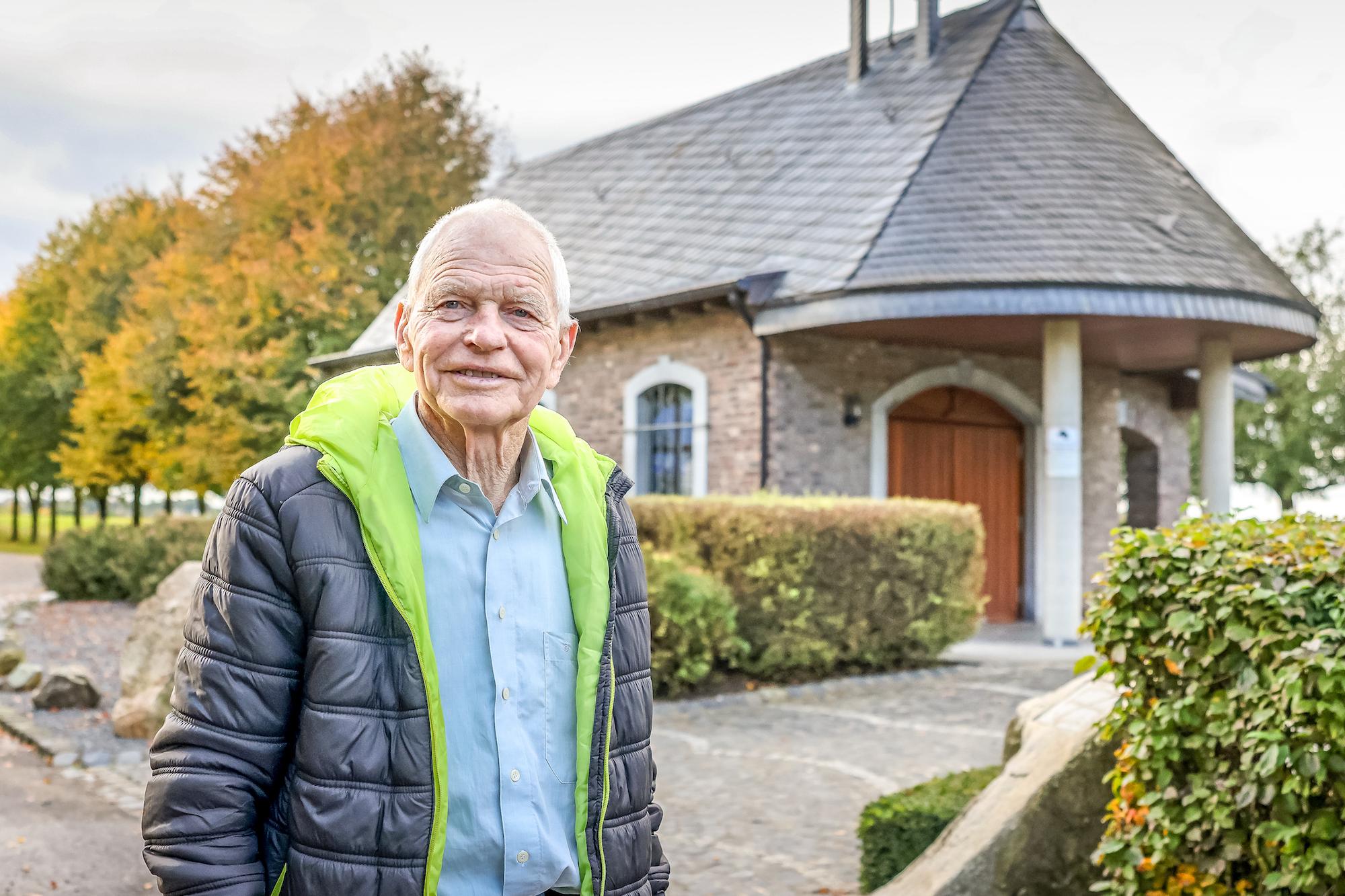 Setzt sich für das Gedächtnis an die abgebaggerten Dörfer im Kirchspiel ein: Franz Wings. Die Kapelle steht auf Neuland genau an der Stelle, an der vor dem Abbaggern die Kirche von Lohn stand.