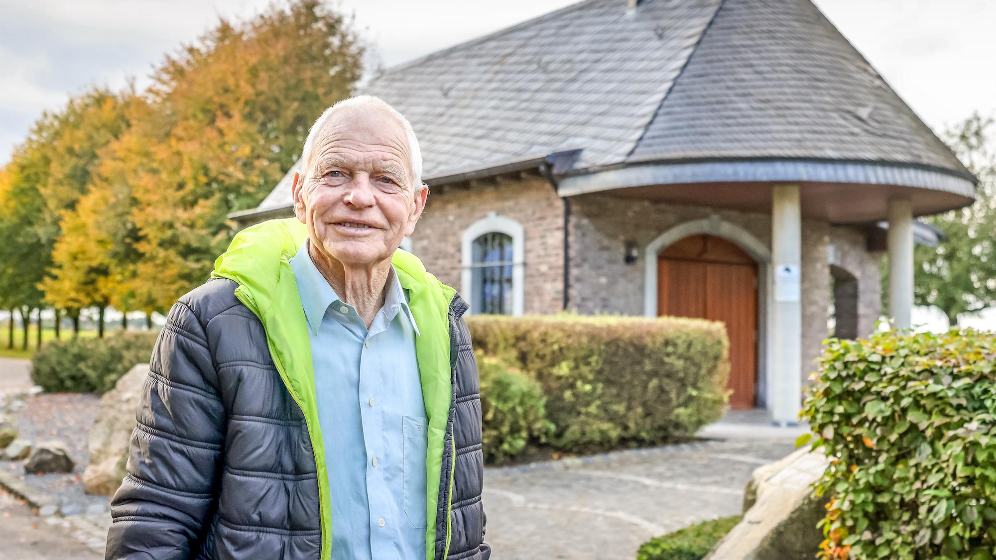 Setzt sich für das Gedächtnis an die abgebaggerten Dörfer im Kirchspiel ein: Franz Wings. Die Kapelle steht auf Neuland genau an der Stelle, an der vor dem Abbaggern die Kirche von Lohn stand. (c) Bistum Aachen/Andreas Steindl