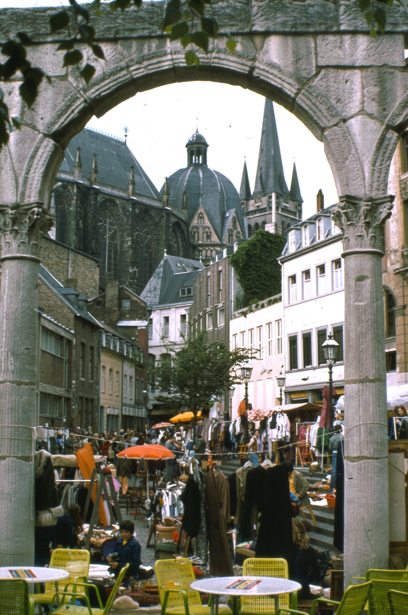 Blick über den Hof während eines Altstadt-Flohmarkts nach der Fertigstellung des Platzes. (c) Leo Hugot