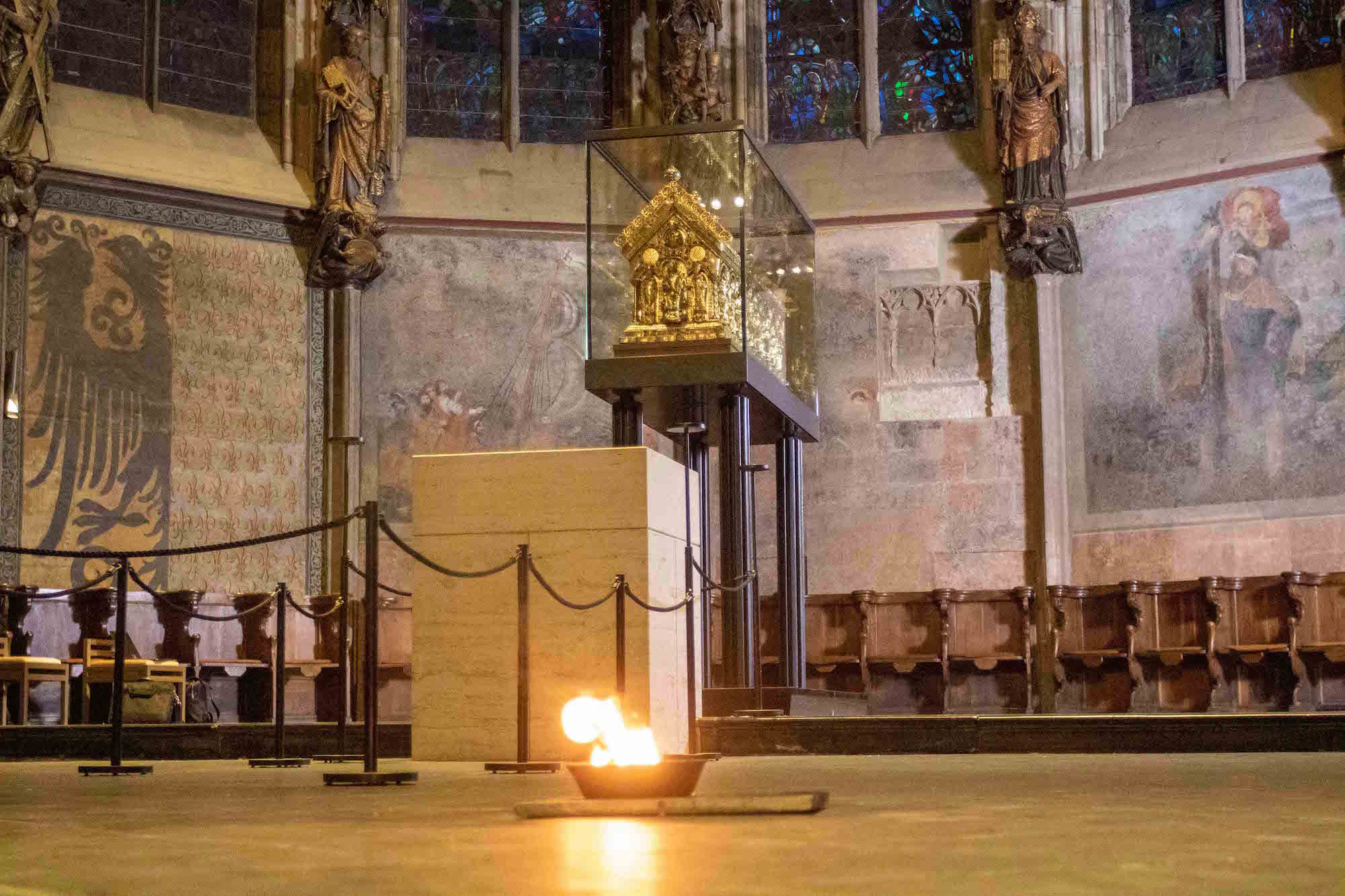Die Feuerprobe hat der Aachener Dom bestanden – im konkreten Fall wurden Grillanzünder in einer Pfanne angezündet.