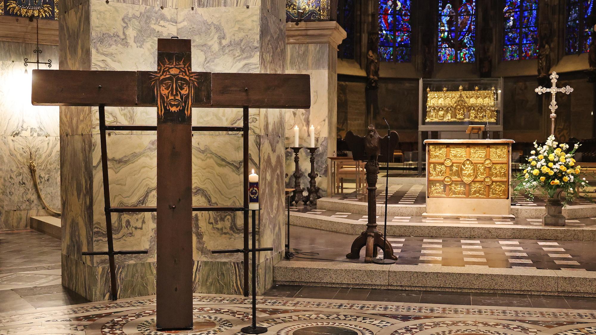 Während der Fastenzeit finden im Aachener Dom an vier Sonntagen Gebete vor dem Aachener Friedenskreuz statt. (c) Andreas Steindl/Bistum Aachen
