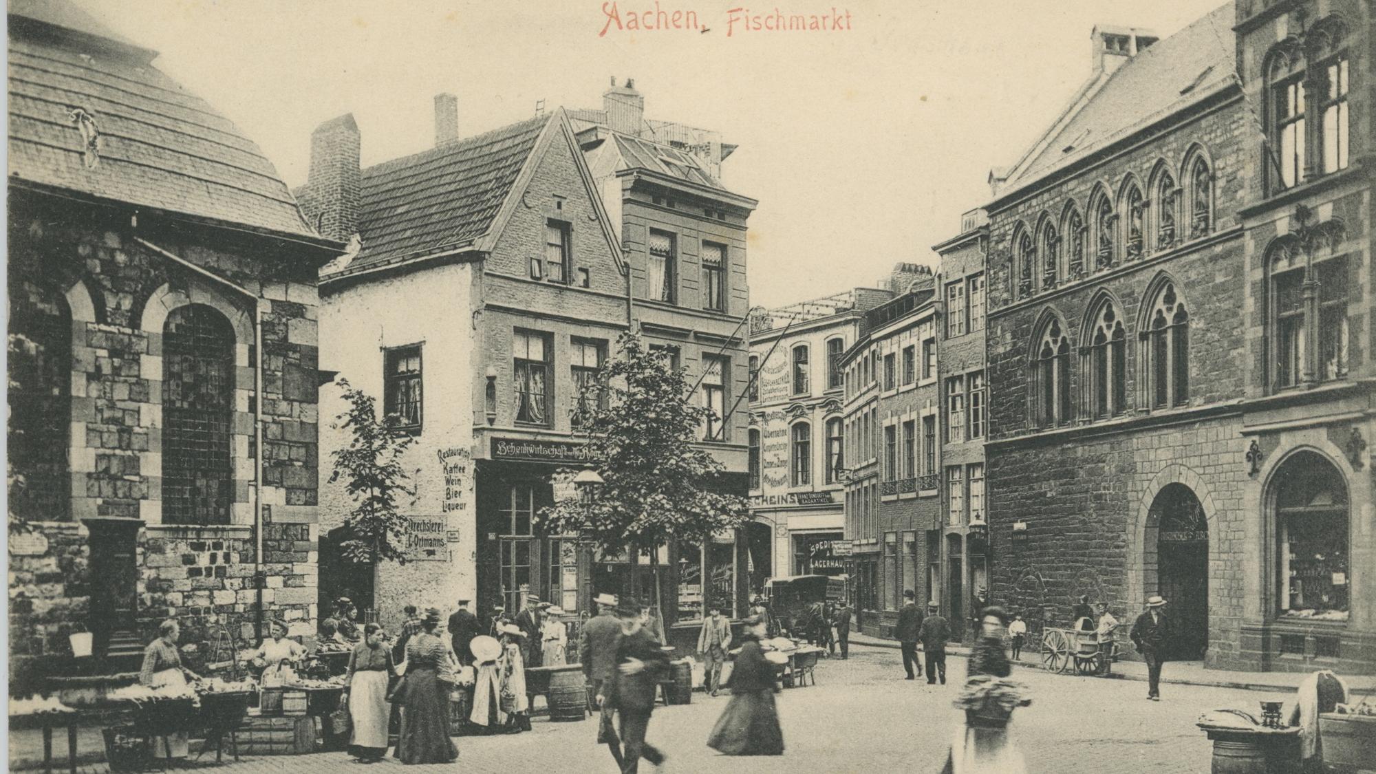 Der Fischmarkt in Aachen um das Jahr 1900. Mehr als jeder zweite Aachener stiftete wertvollen Schmuck für „seinen“ Dom. (c) Stadtarchiv Aachen, Straßenfotos, Fischmarkt um 1900
