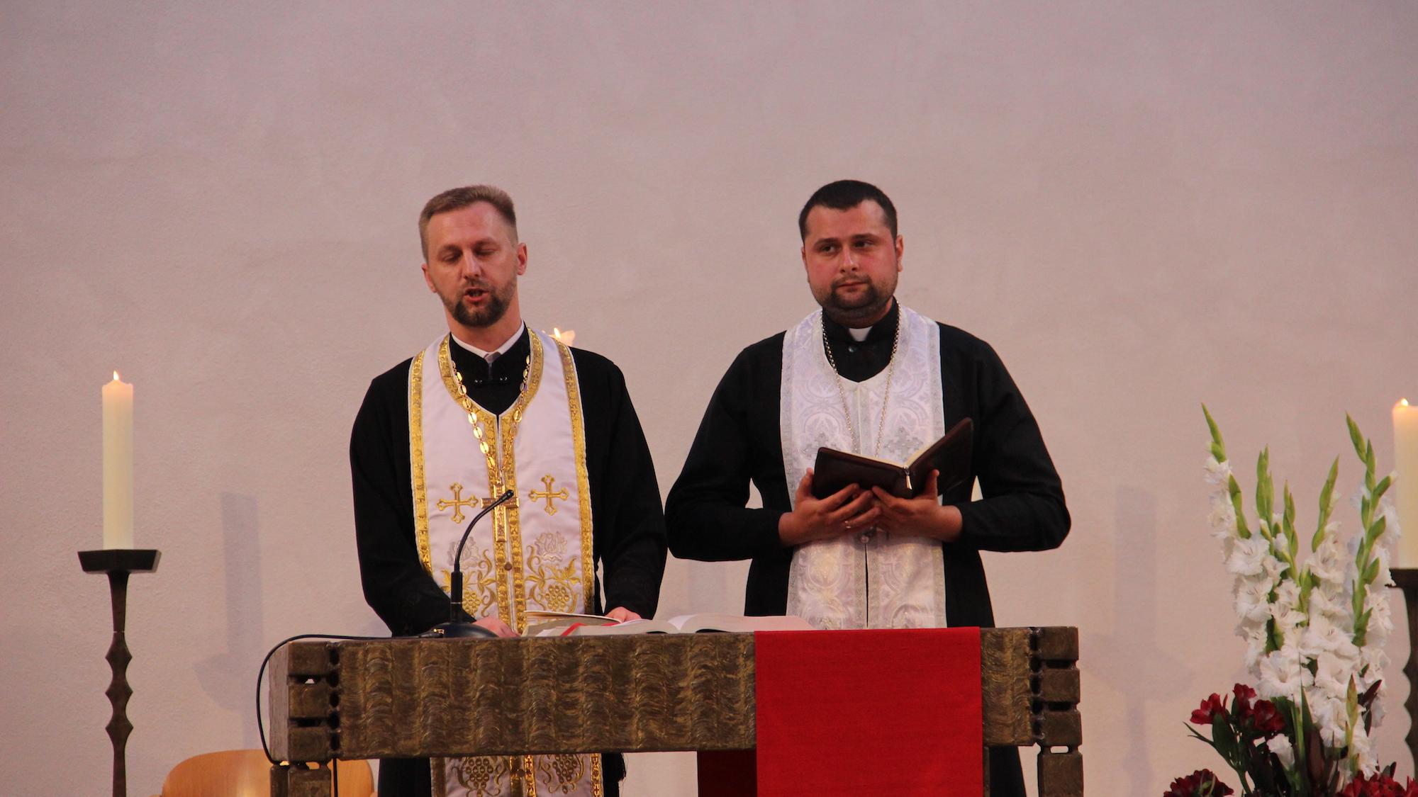 Volodymyr Soroka (l.), und Andrii Oliinyk standen erstmals zusammen am Altar. (c) Andrea Thomas