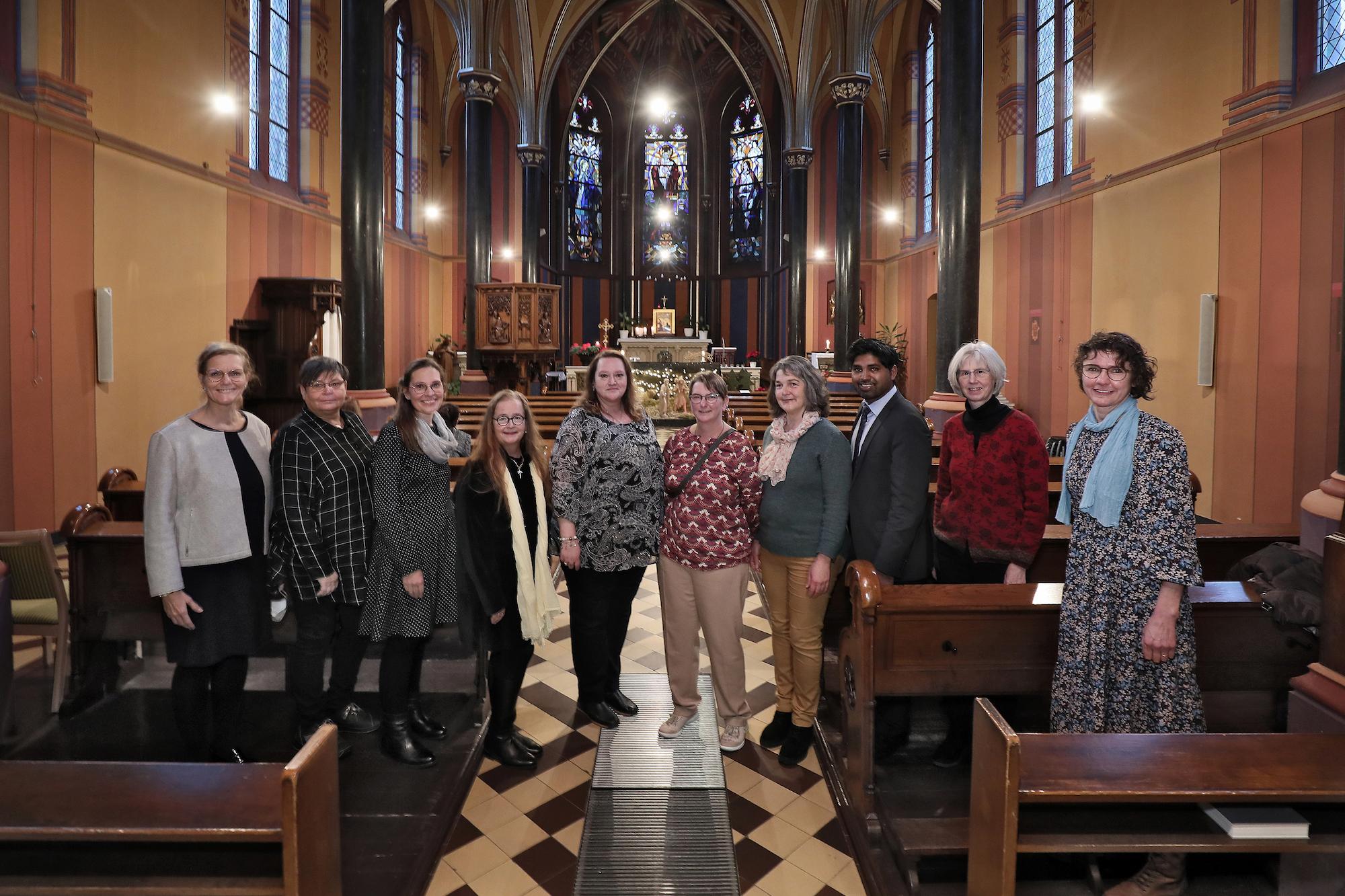 Die Absolventinnen und Absolventen des ersten bistumsweiten Seelsorgekurses der Caritas  feierten zum Abschluss einen Gottesdienst in der Kapelle des St.-Josef-Altenheims in Krefeld.